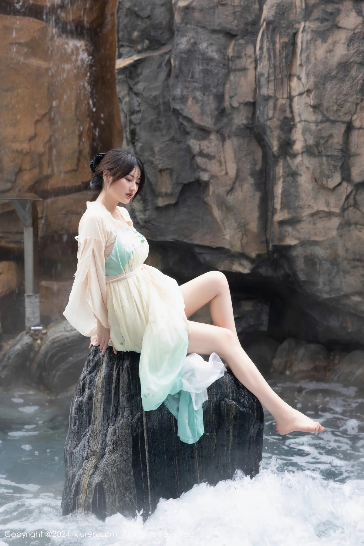 [[XiuRen秀人网]秀人网]No.8128_模特诗诗kiki浴室场景性感古装情趣服饰秀丰腴有致身材诱惑写真82P