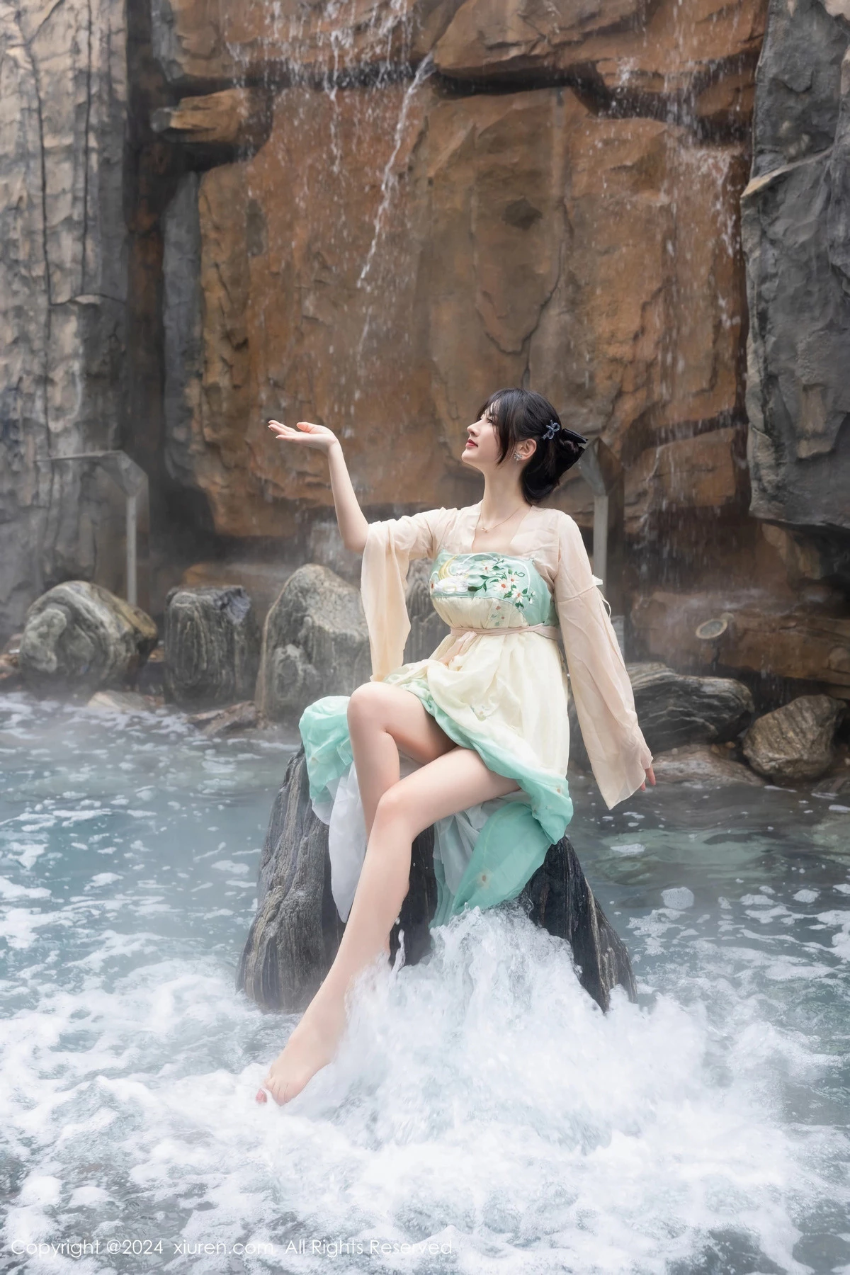 [[XiuRen秀人网]秀人网]No.8128_模特诗诗kiki浴室场景性感古装情趣服饰秀丰腴有致身材诱惑写真82P