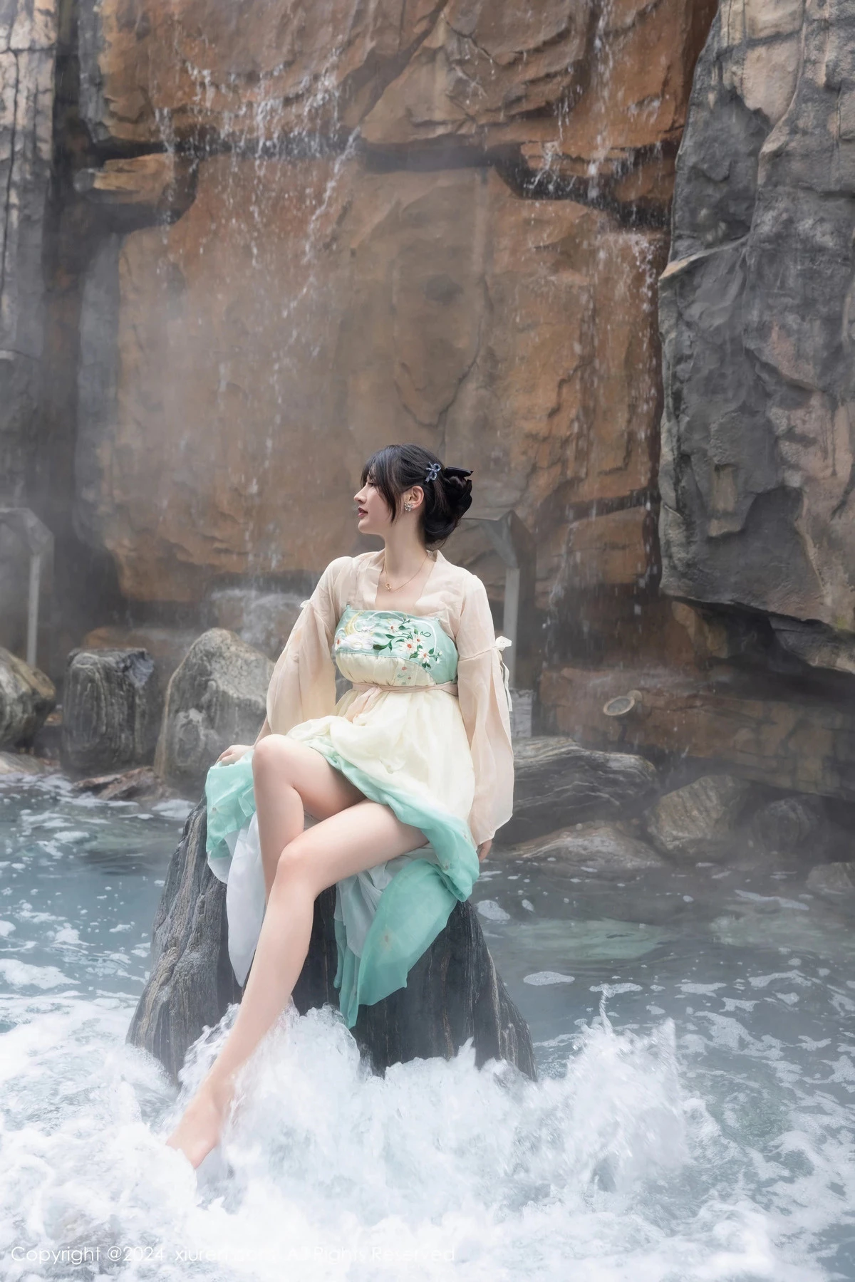 [[XiuRen秀人网]秀人网]No.8128_模特诗诗kiki浴室场景性感古装情趣服饰秀丰腴有致身材诱惑写真82P