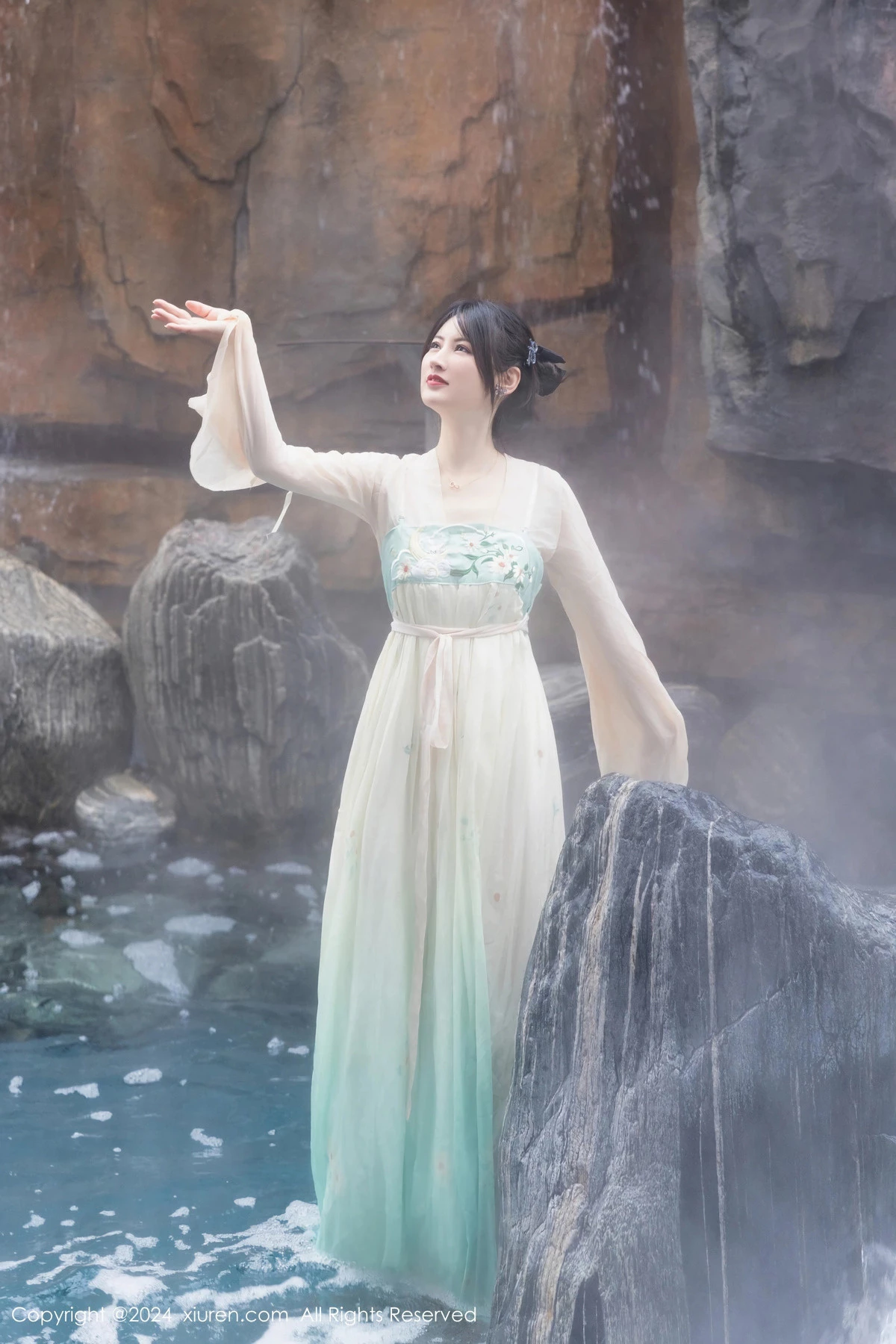 [[XiuRen秀人网]秀人网]No.8128_模特诗诗kiki浴室场景性感古装情趣服饰秀丰腴有致身材诱惑写真82P