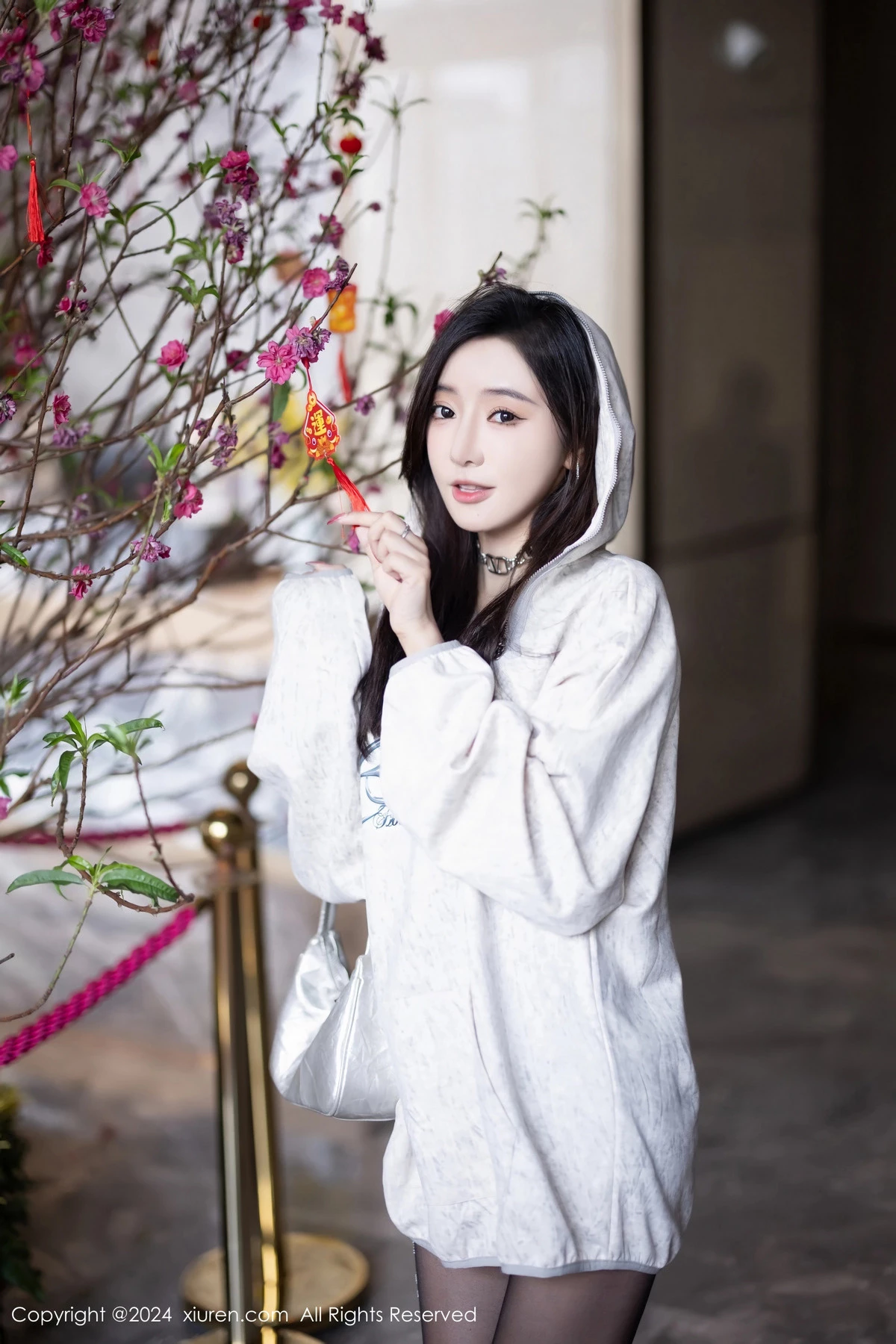 [[XiuRen秀人网]秀人网]No.8135_女神王馨瑶yanni脱外套露性感情趣内衣配超薄黑丝迷人诱惑写真80P