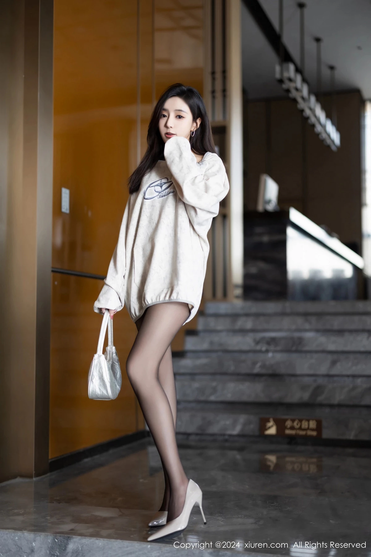 [[XiuRen秀人网]秀人网]No.8135_女神王馨瑶yanni脱外套露性感情趣内衣配超薄黑丝迷人诱惑写真80P