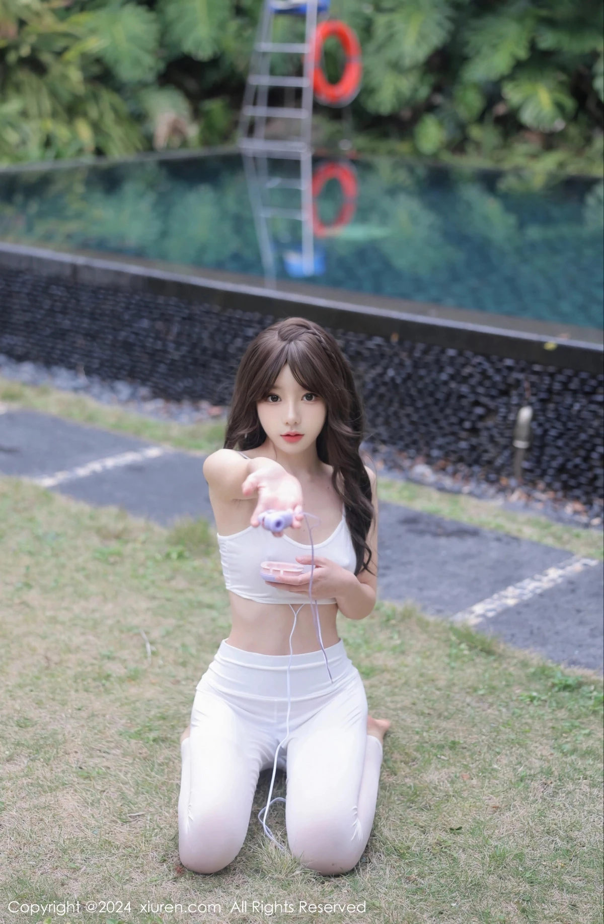 [[XiuRen秀人网]秀人网]No.8132_模特桃妖夭户外白色内衣配性感白色露臀裤秀曼妙身姿诱惑写真78P