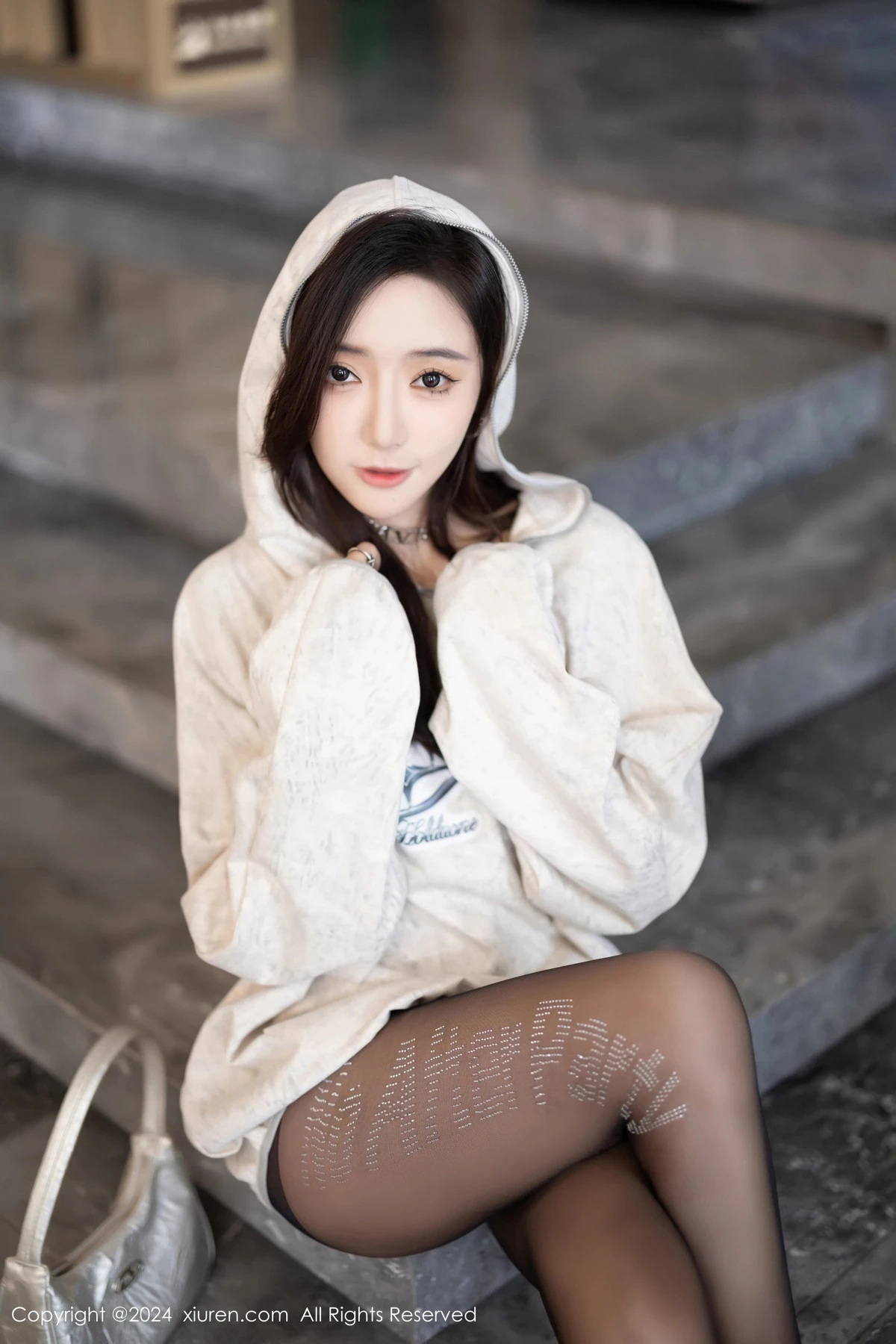 [[XiuRen秀人网]秀人网]No.8135_女神王馨瑶yanni脱外套露性感情趣内衣配超薄黑丝迷人诱惑写真80P