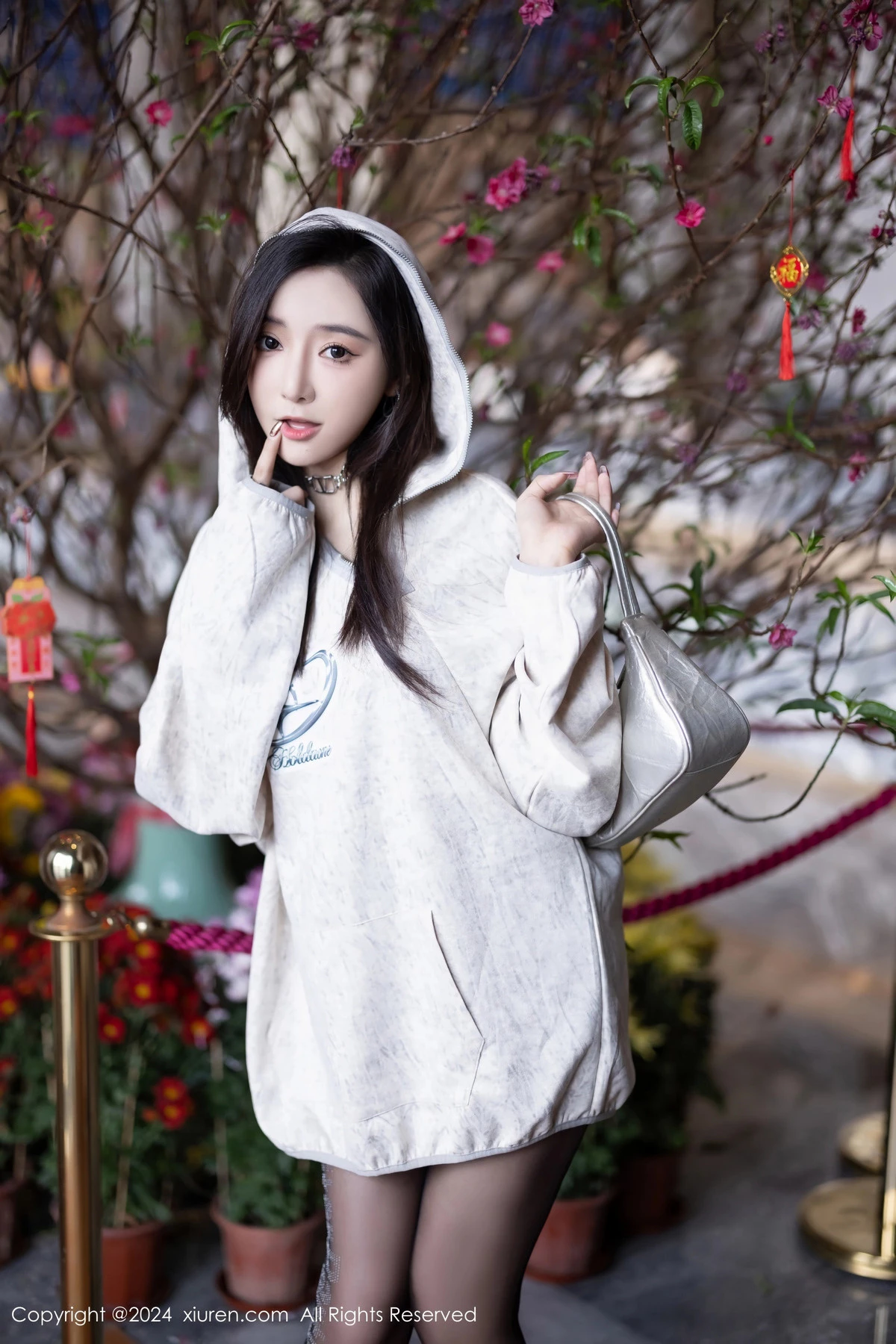 [[XiuRen秀人网]秀人网]No.8135_女神王馨瑶yanni脱外套露性感情趣内衣配超薄黑丝迷人诱惑写真80P