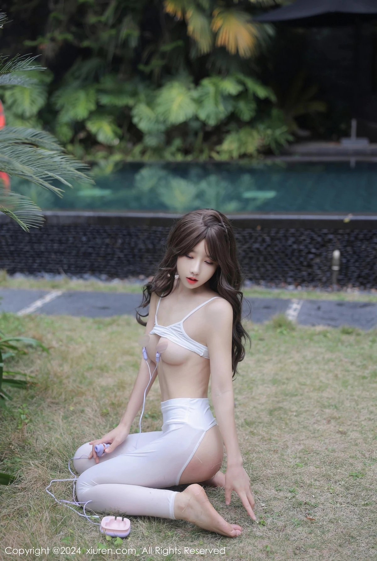 [[XiuRen秀人网]秀人网]No.8132_模特桃妖夭户外白色内衣配性感白色露臀裤秀曼妙身姿诱惑写真78P