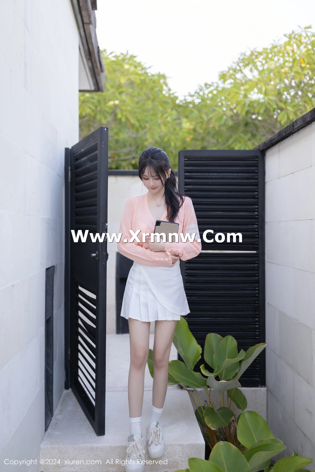 [[XiuRen秀人网]秀人网]No.8138_模特幼幼粉色上衣配白短裙露性感浅花色内衣秀曼妙身姿诱惑写真80P