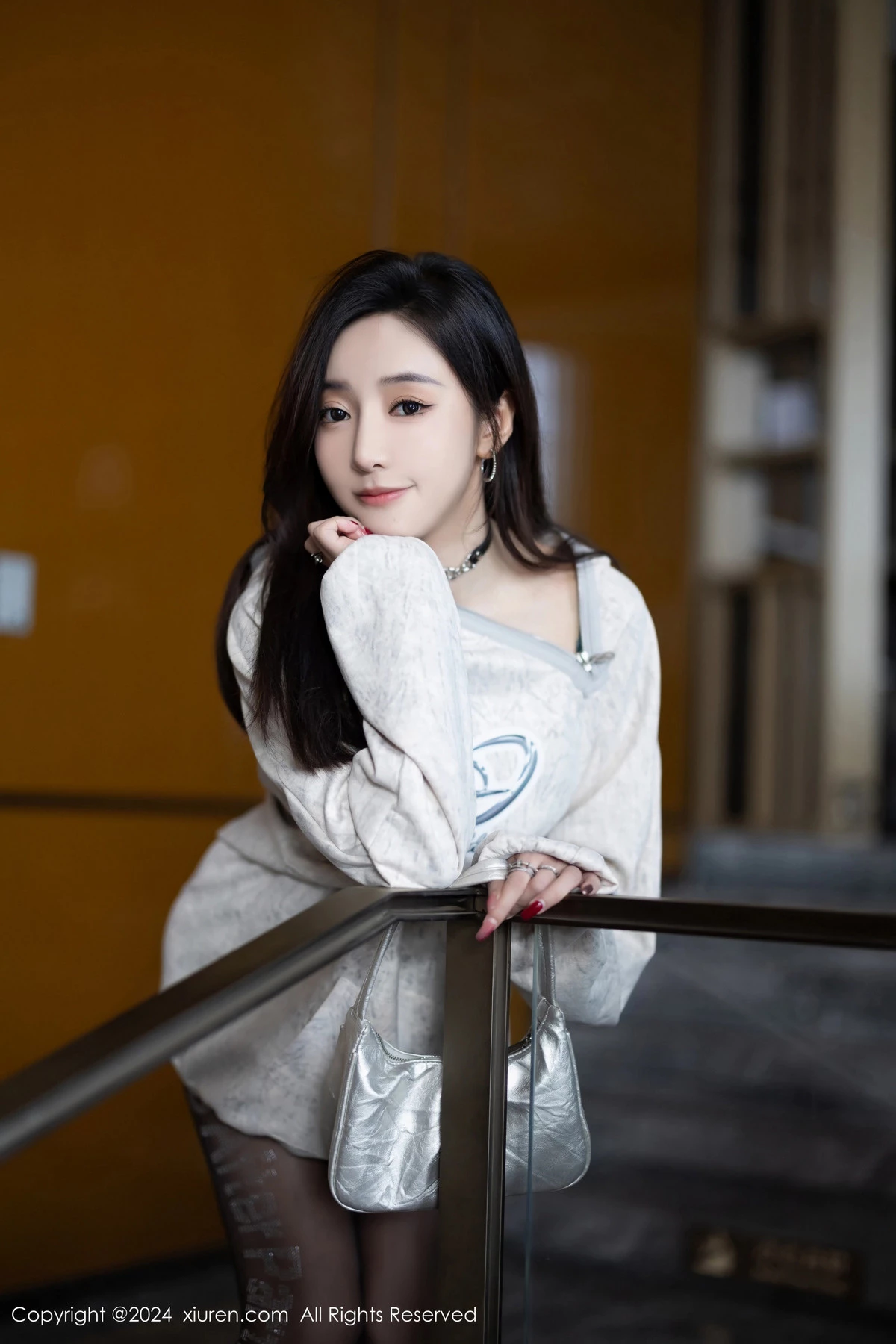 [[XiuRen秀人网]秀人网]No.8135_女神王馨瑶yanni脱外套露性感情趣内衣配超薄黑丝迷人诱惑写真80P