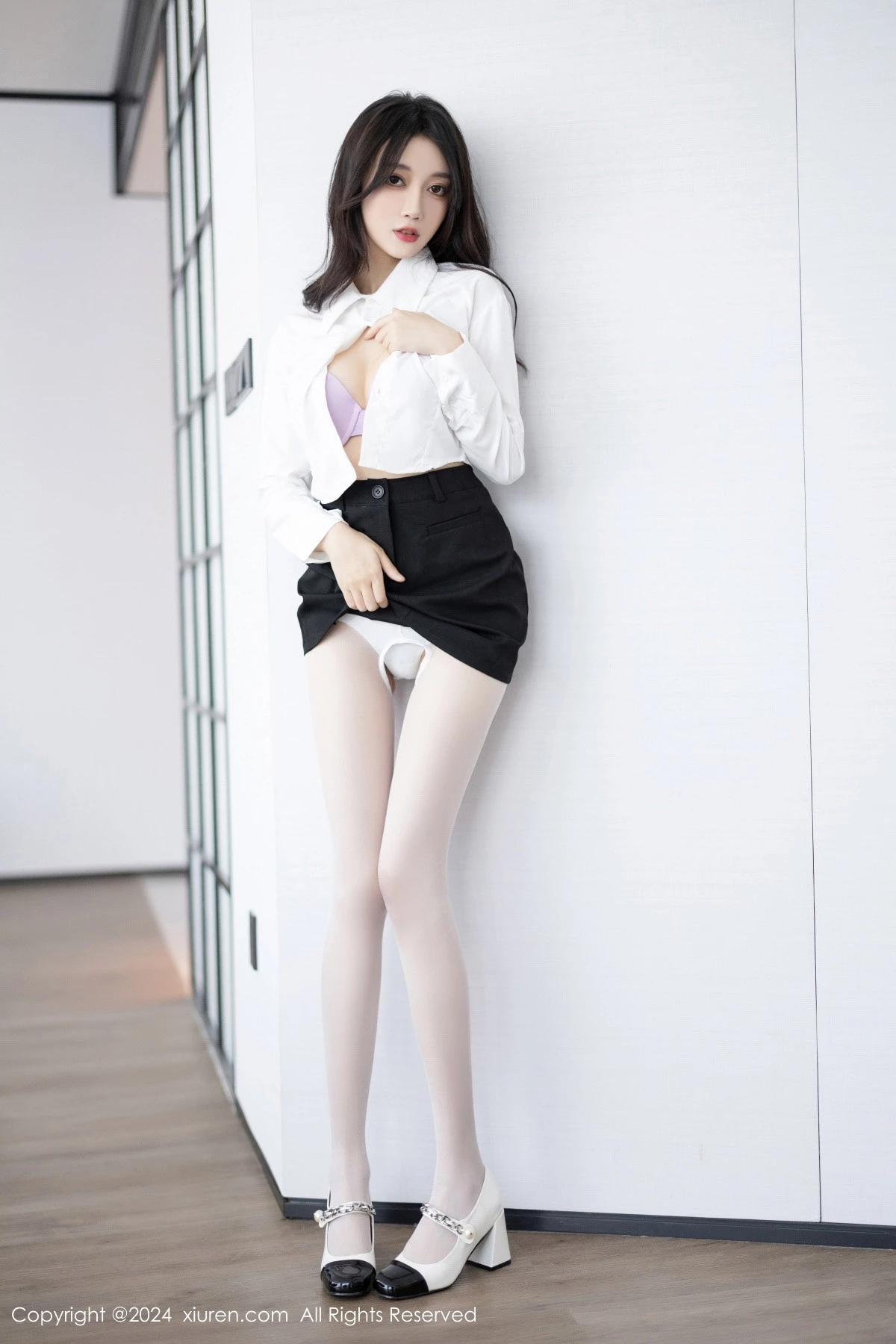 [[XiuRen秀人网]秀人网]No.8247_模特玥儿玥性感白衬衫配黑色短裙露紫色内衣配开档白丝迷人写真82P