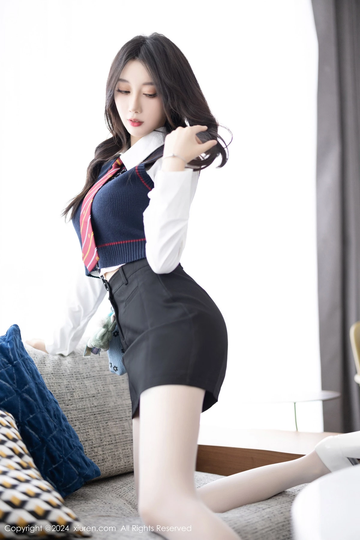 [[XiuRen秀人网]秀人网]No.8247_模特玥儿玥性感白衬衫配黑色短裙露紫色内衣配开档白丝迷人写真82P