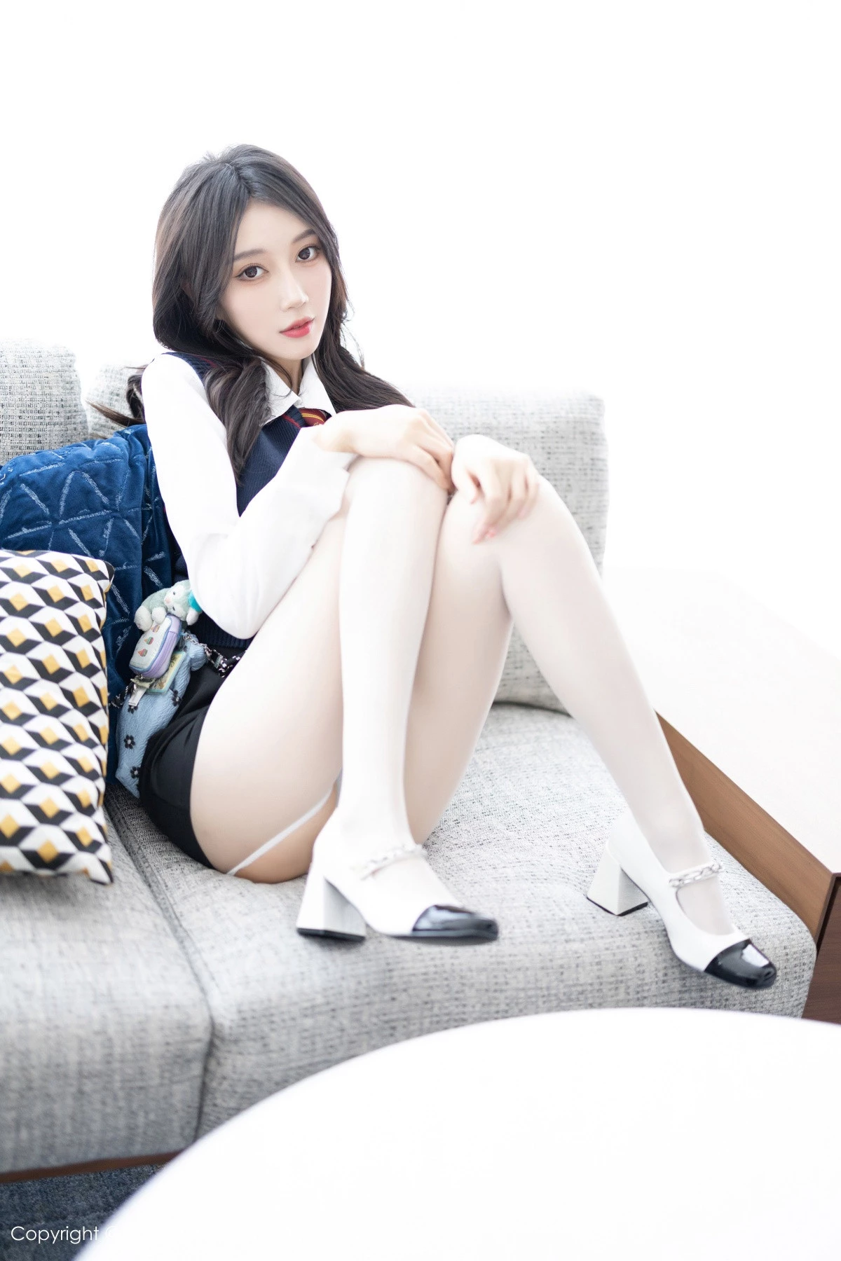 [[XiuRen秀人网]秀人网]No.8247_模特玥儿玥性感白衬衫配黑色短裙露紫色内衣配开档白丝迷人写真82P