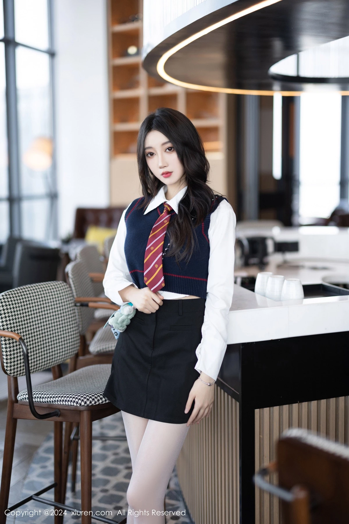 [[XiuRen秀人网]秀人网]No.8247_模特玥儿玥性感白衬衫配黑色短裙露紫色内衣配开档白丝迷人写真82P