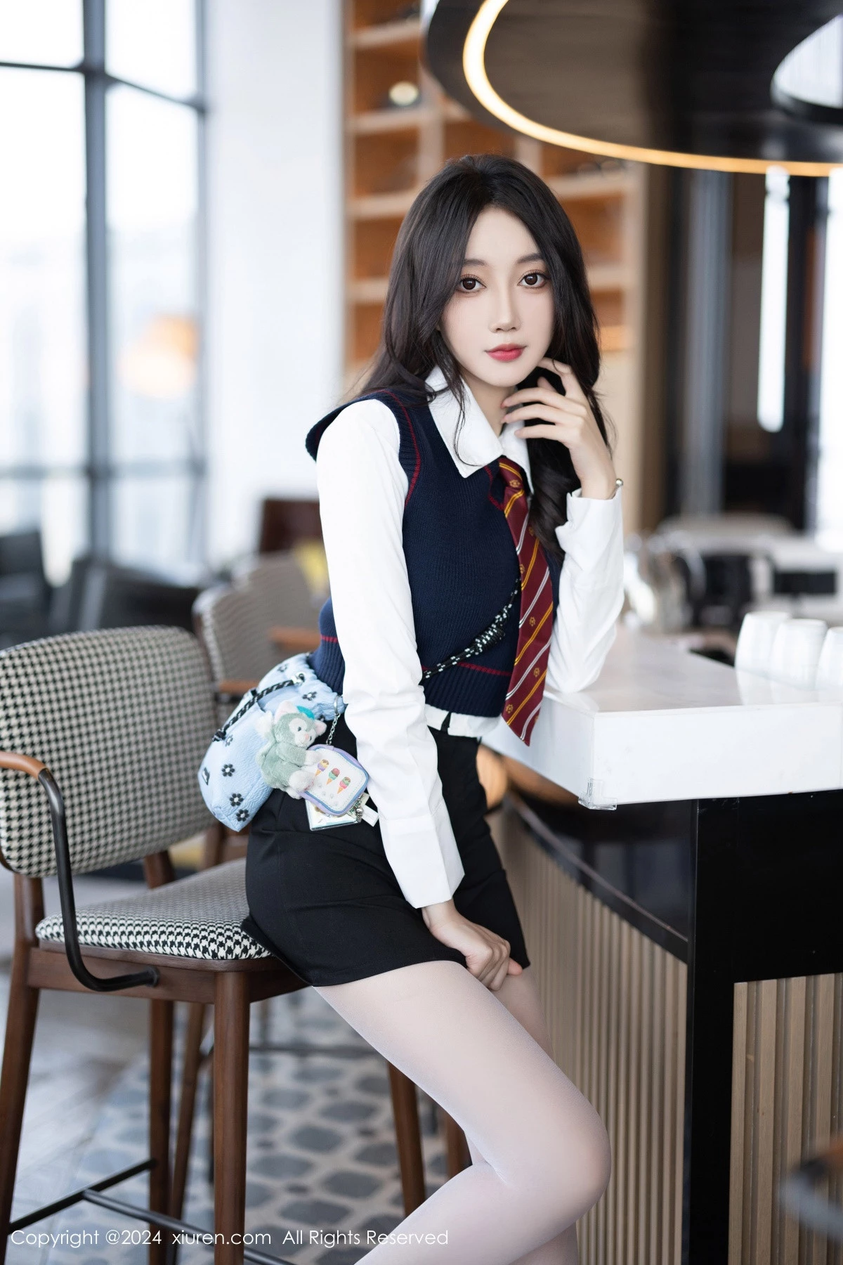 [[XiuRen秀人网]秀人网]No.8247_模特玥儿玥性感白衬衫配黑色短裙露紫色内衣配开档白丝迷人写真82P