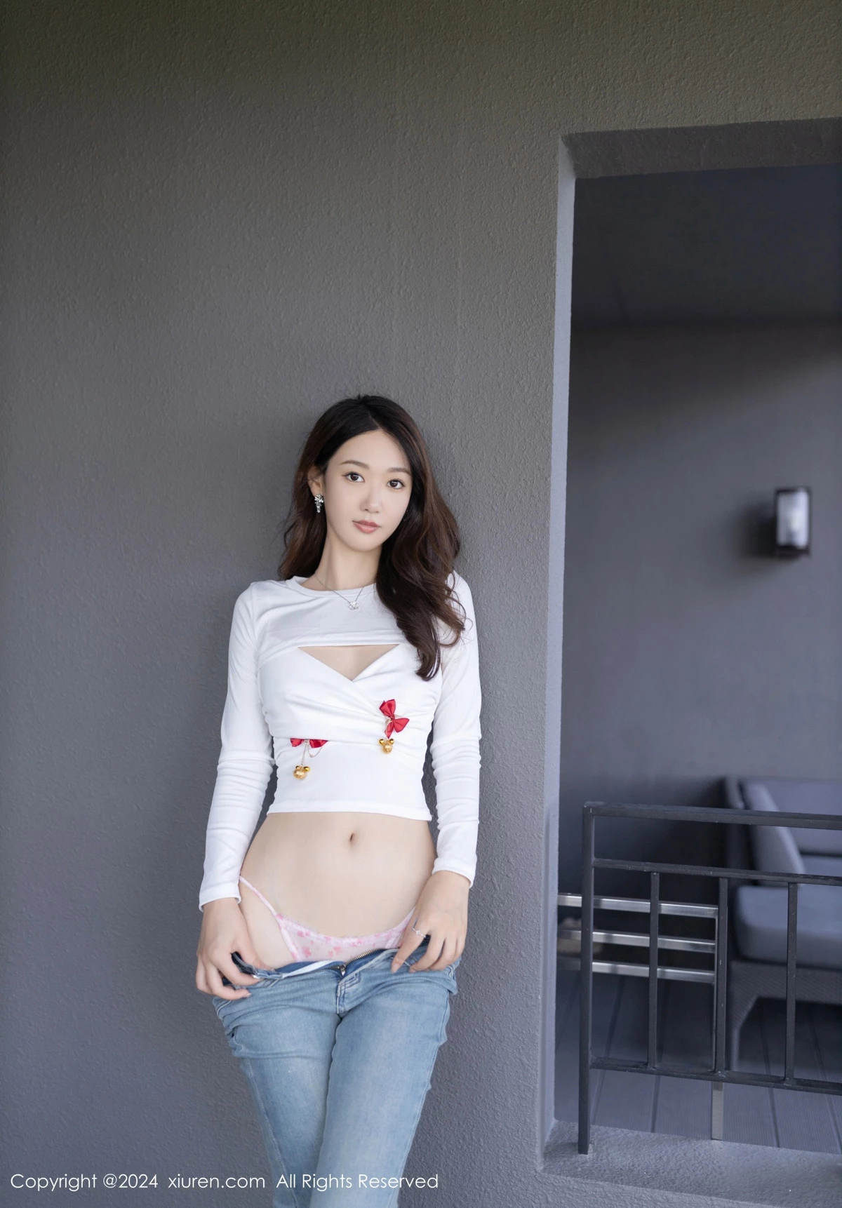 [[XiuRen秀人网]秀人网]No.8250_模特唐安琪性感白色上衣配牛仔裤半脱秀曼妙身姿迷人诱惑写真80P