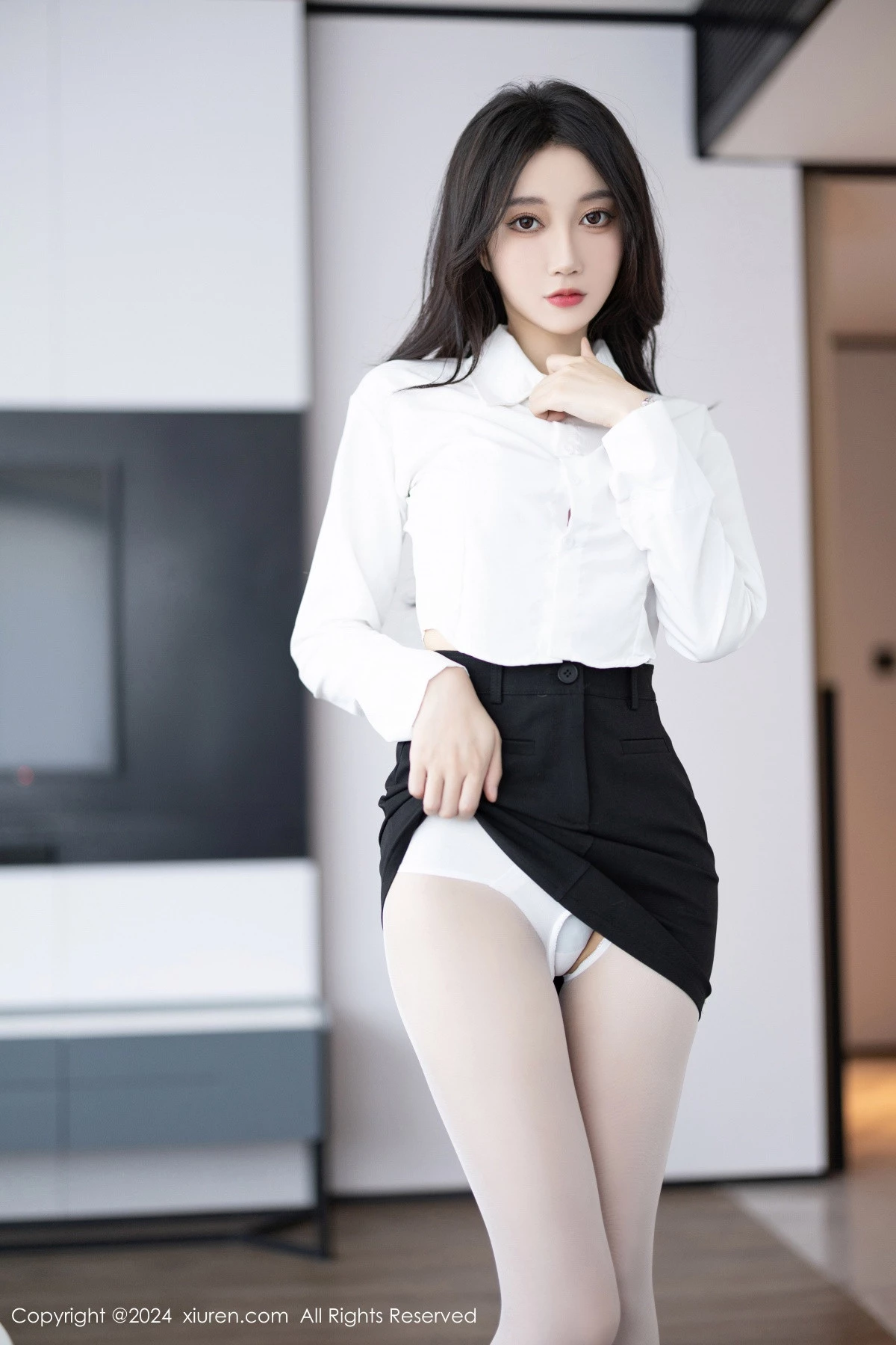 [[XiuRen秀人网]秀人网]No.8247_模特玥儿玥性感白衬衫配黑色短裙露紫色内衣配开档白丝迷人写真82P