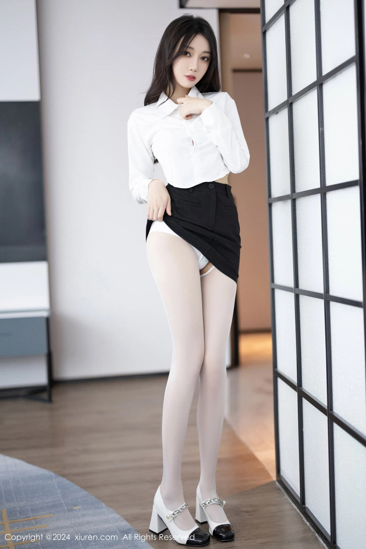 [[XiuRen秀人网]秀人网]No.8247_模特玥儿玥性感白衬衫配黑色短裙露紫色内衣配开档白丝迷人写真82P