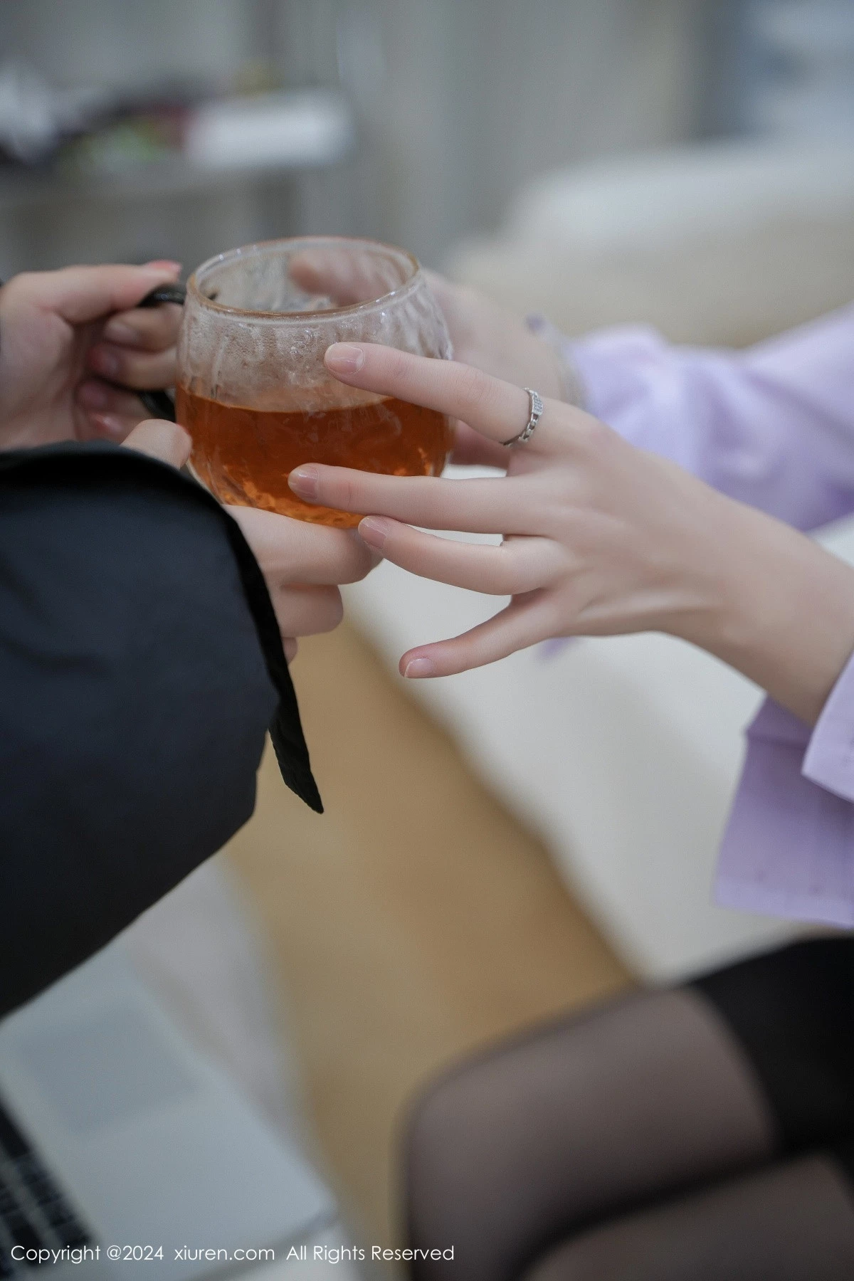 [[XiuRen秀人网]秀人网]No.8249_女神Carol周妍希家访场景性感紫色上衣配黑丝吊袜极致魅惑写真74P