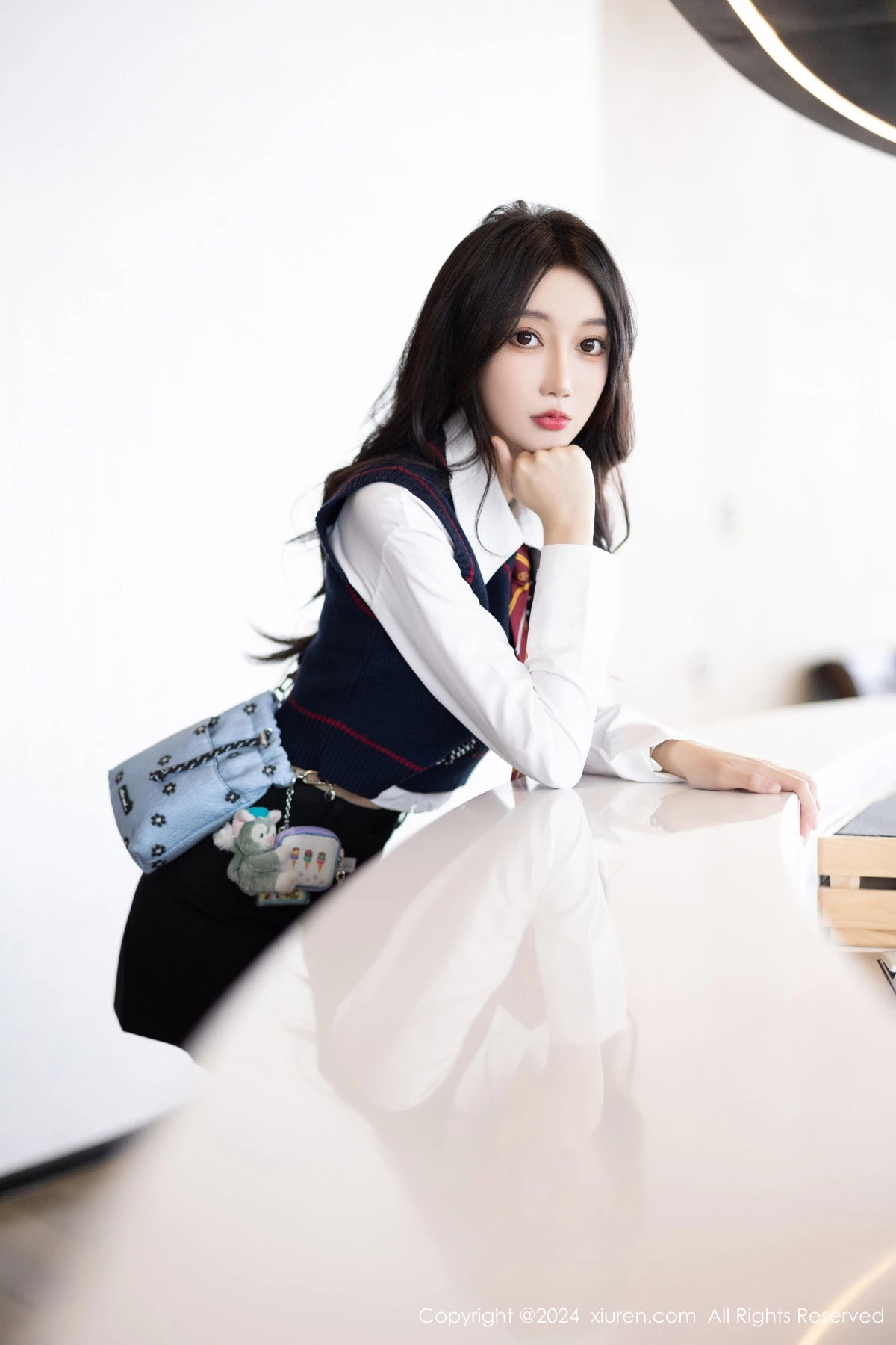 [[XiuRen秀人网]秀人网]No.8247_模特玥儿玥性感白衬衫配黑色短裙露紫色内衣配开档白丝迷人写真82P