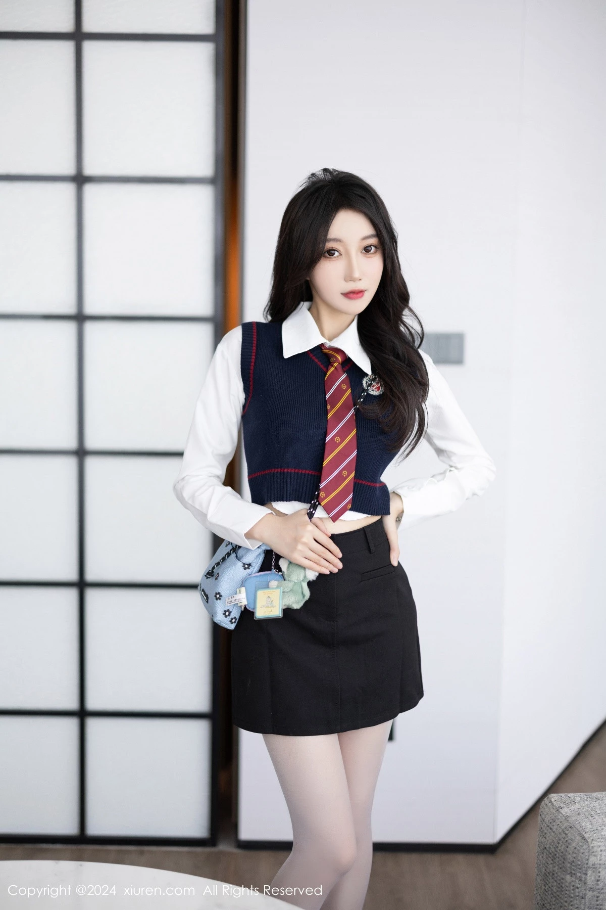 [[XiuRen秀人网]秀人网]No.8247_模特玥儿玥性感白衬衫配黑色短裙露紫色内衣配开档白丝迷人写真82P