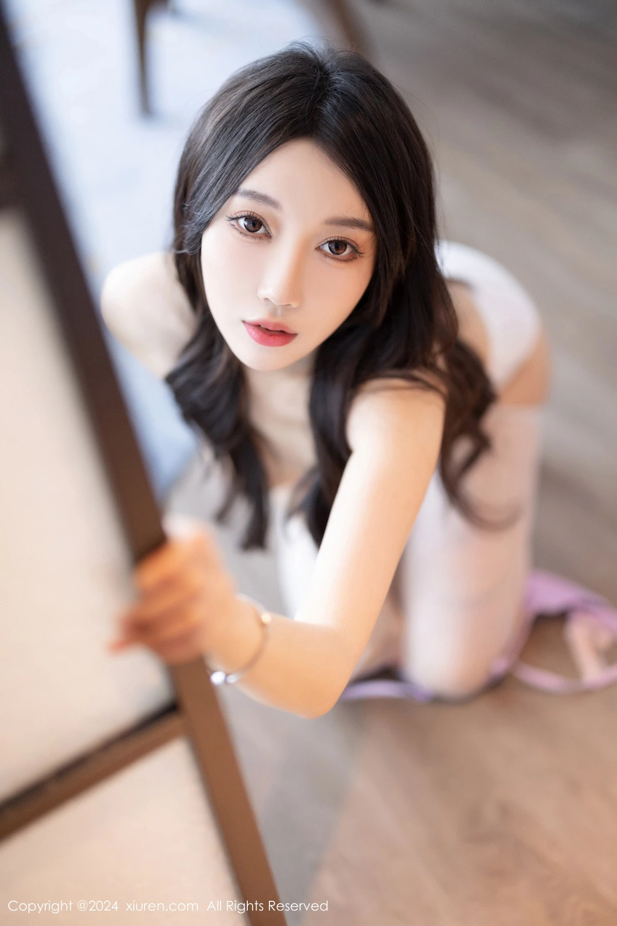 [[XiuRen秀人网]秀人网]No.8247_模特玥儿玥性感白衬衫配黑色短裙露紫色内衣配开档白丝迷人写真82P