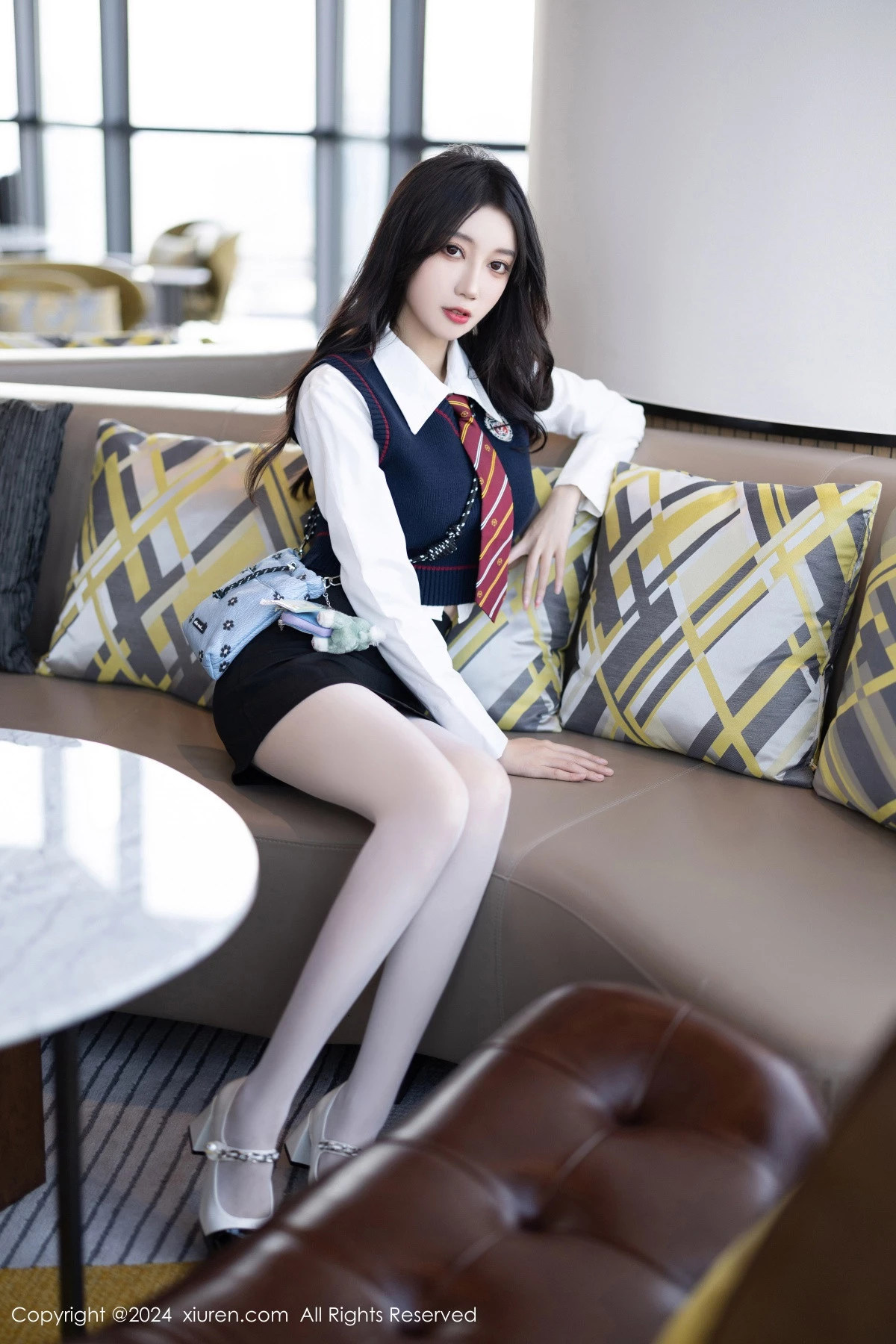 [[XiuRen秀人网]秀人网]No.8247_模特玥儿玥性感白衬衫配黑色短裙露紫色内衣配开档白丝迷人写真82P