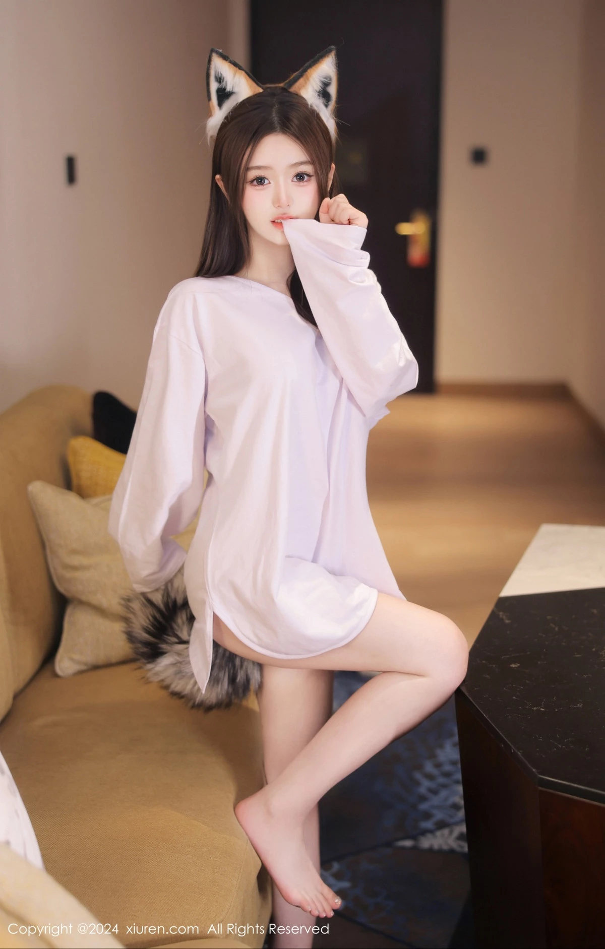 [[XiuRen秀人网]秀人网]No.8245_新人模特媃柔性感狐狸装扮白色上衣半脱秀惹火身材撩人诱惑写真87P