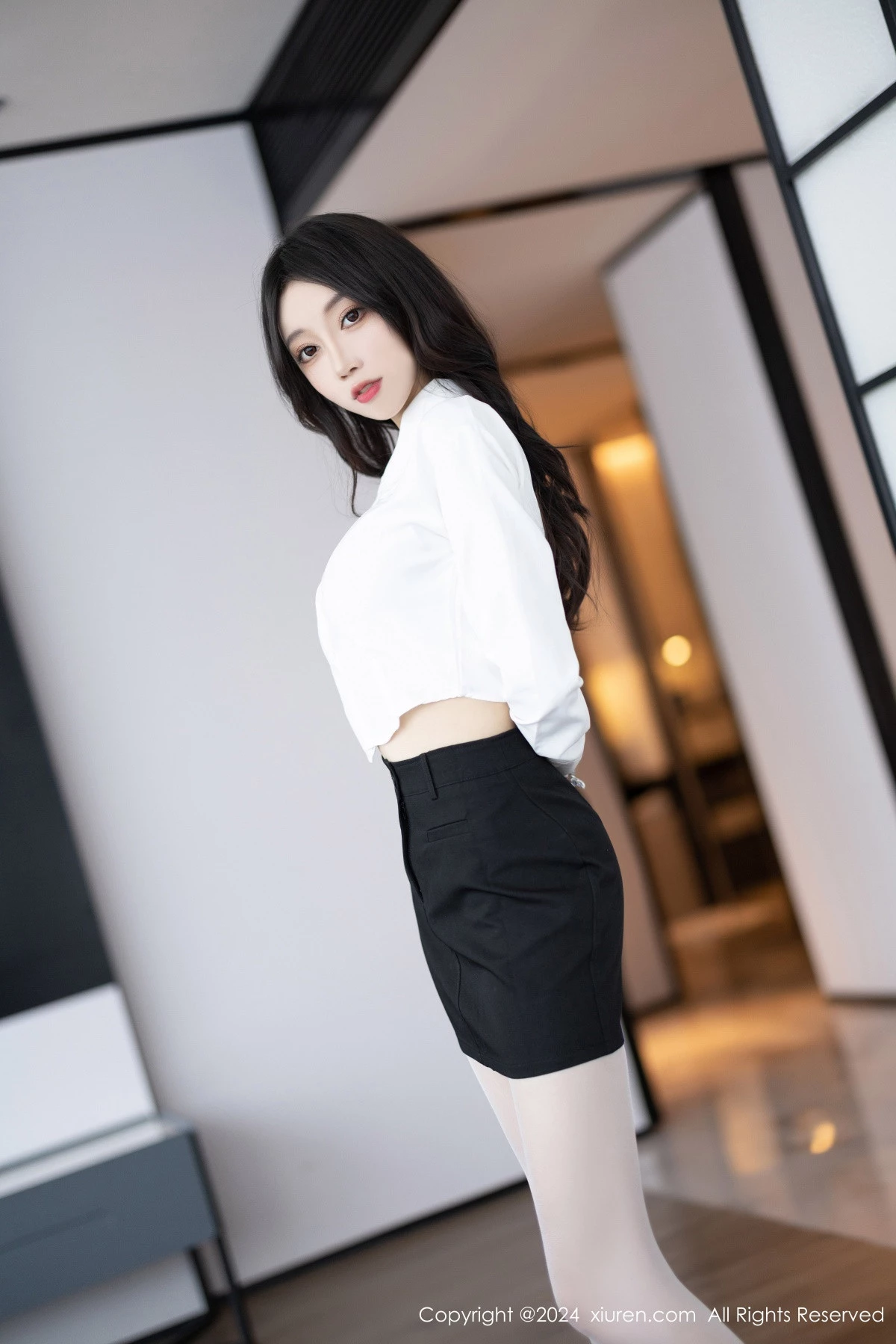 [[XiuRen秀人网]秀人网]No.8247_模特玥儿玥性感白衬衫配黑色短裙露紫色内衣配开档白丝迷人写真82P