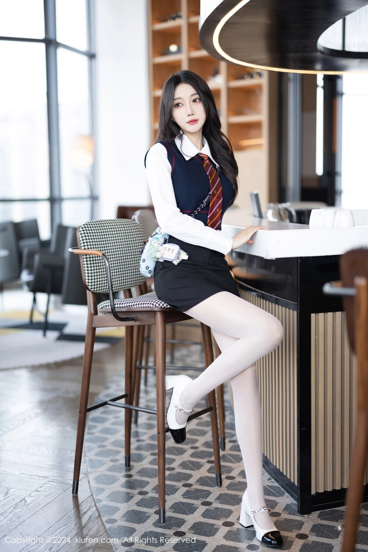 [[XiuRen秀人网]秀人网]No.8247_模特玥儿玥性感白衬衫配黑色短裙露紫色内衣配开档白丝迷人写真82P