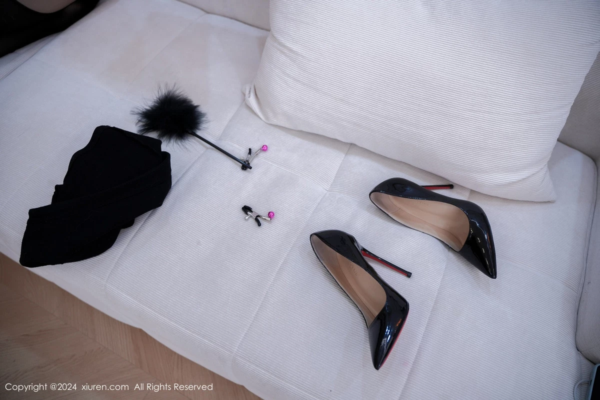 [[XiuRen秀人网]秀人网]No.8249_女神Carol周妍希家访场景性感紫色上衣配黑丝吊袜极致魅惑写真74P