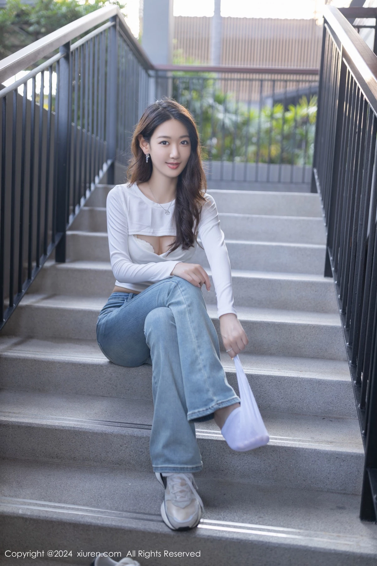 [[XiuRen秀人网]秀人网]No.8250_模特唐安琪性感白色上衣配牛仔裤半脱秀曼妙身姿迷人诱惑写真80P
