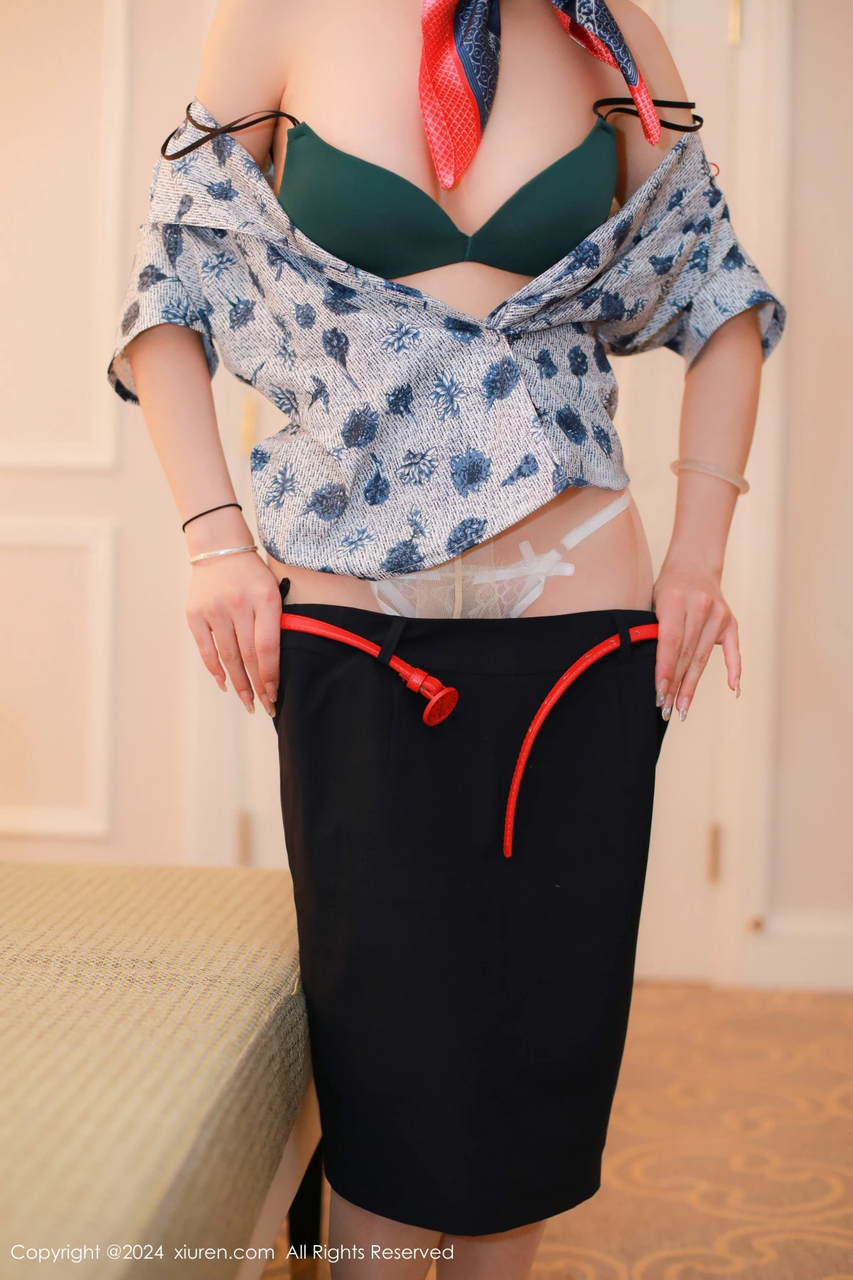 [[XiuRen秀人网]秀人网]No.8248_模特林幼一性感空姐制服露绿色内衣配开档肉丝秀丰腴身姿诱惑写真78P