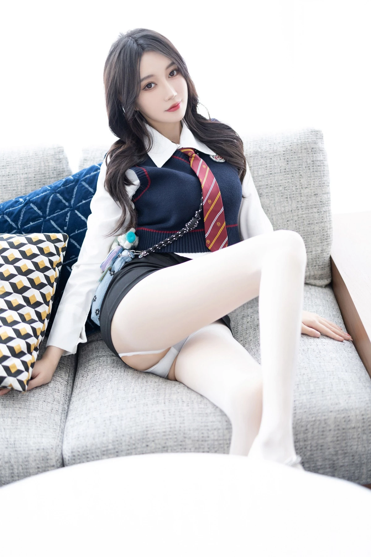 [[XiuRen秀人网]秀人网]No.8247_模特玥儿玥性感白衬衫配黑色短裙露紫色内衣配开档白丝迷人写真82P