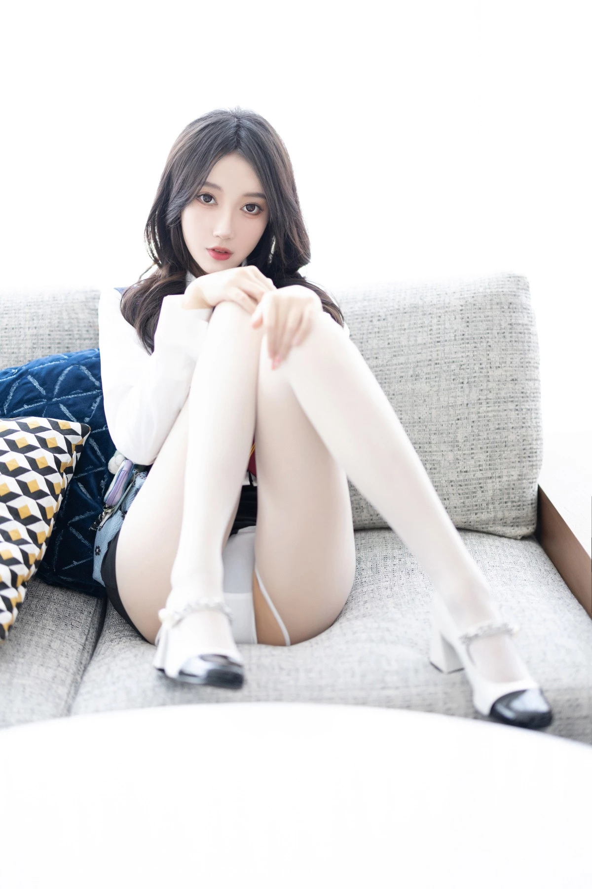 [[XiuRen秀人网]秀人网]No.8247_模特玥儿玥性感白衬衫配黑色短裙露紫色内衣配开档白丝迷人写真82P