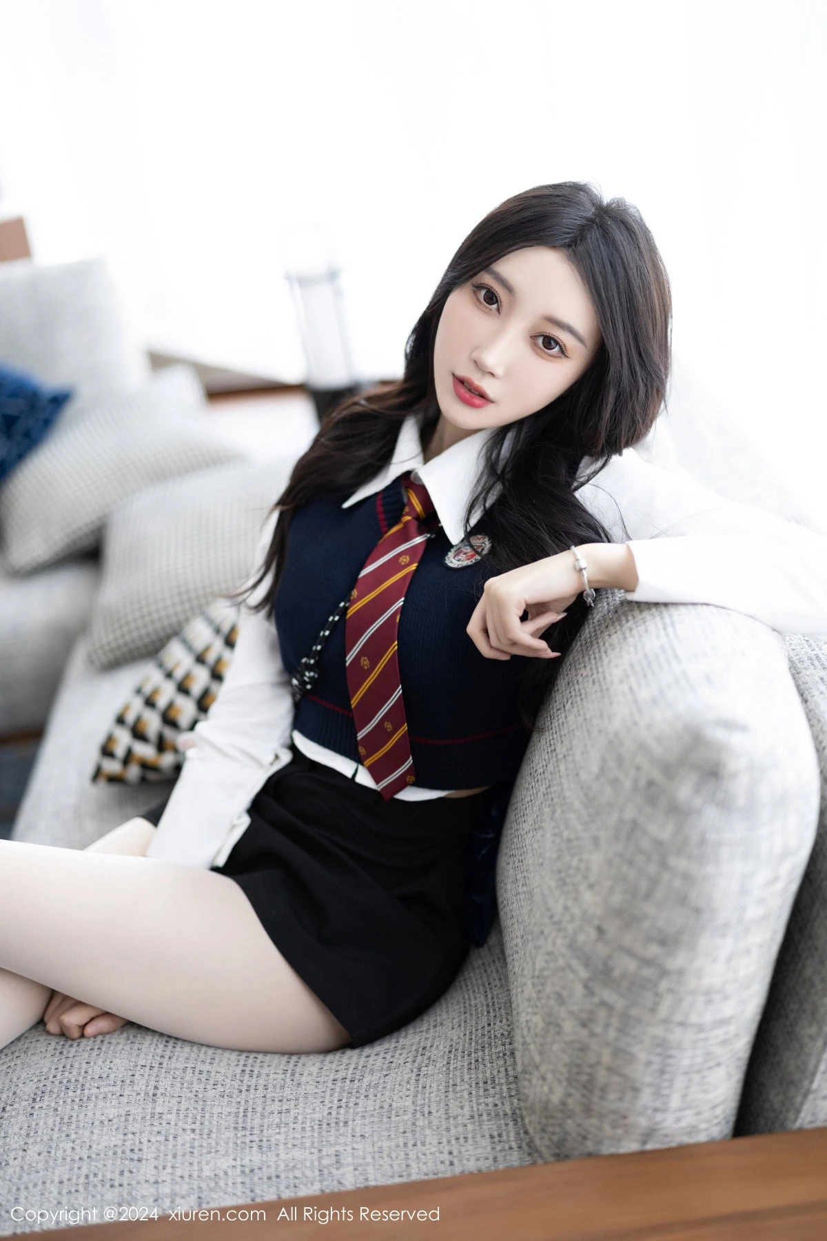 [[XiuRen秀人网]秀人网]No.8247_模特玥儿玥性感白衬衫配黑色短裙露紫色内衣配开档白丝迷人写真82P