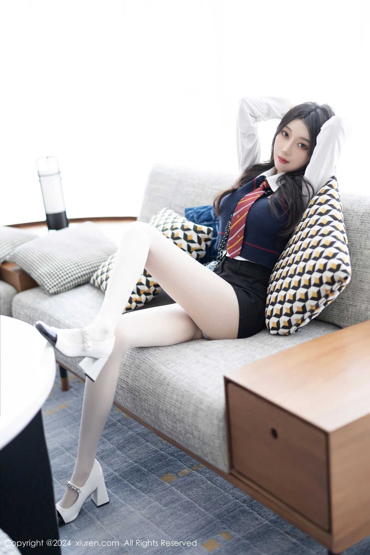 [[XiuRen秀人网]秀人网]No.8247_模特玥儿玥性感白衬衫配黑色短裙露紫色内衣配开档白丝迷人写真82P