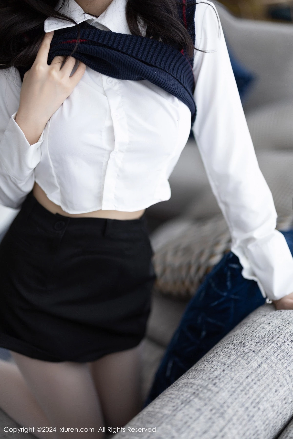 [[XiuRen秀人网]秀人网]No.8247_模特玥儿玥性感白衬衫配黑色短裙露紫色内衣配开档白丝迷人写真82P