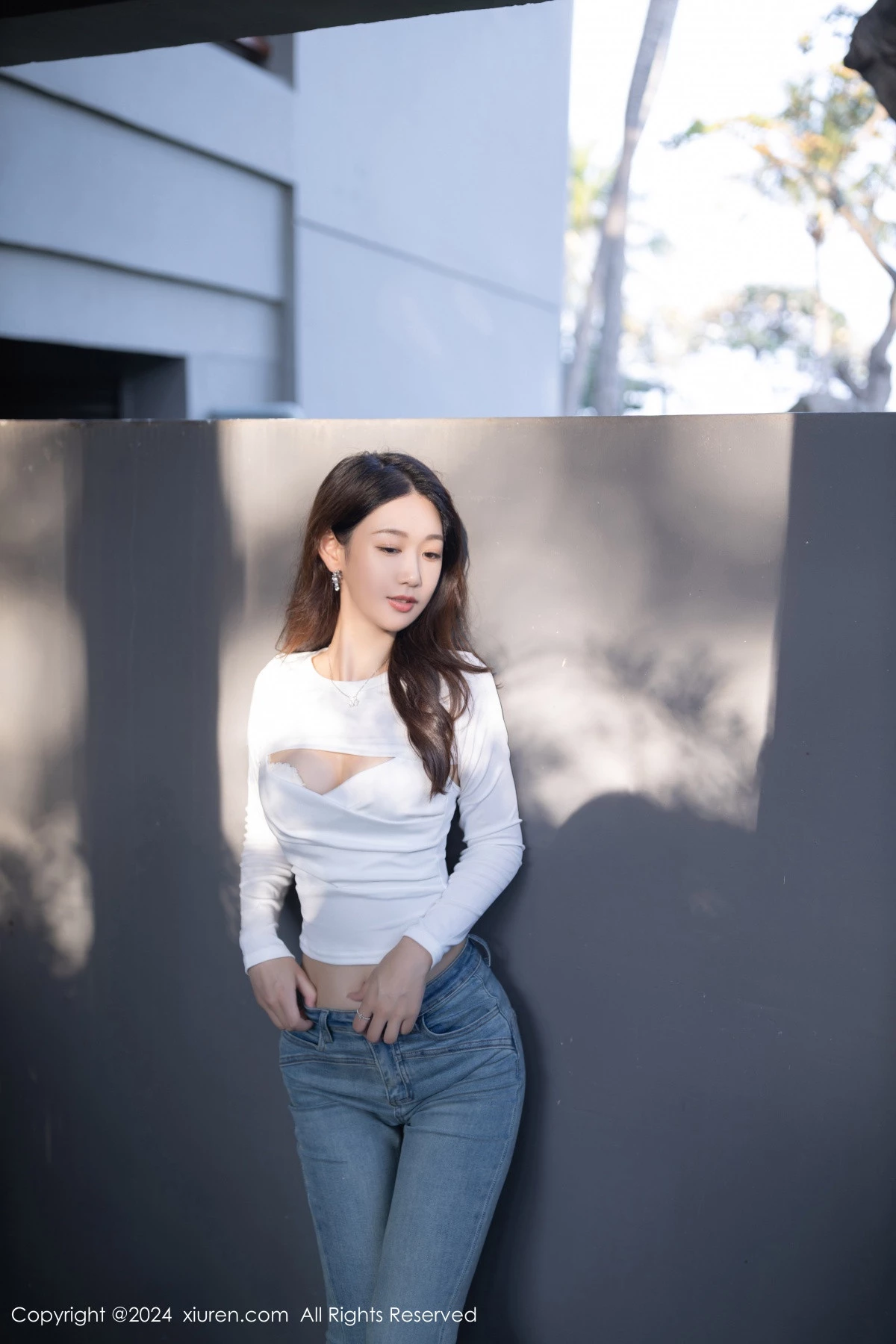 [[XiuRen秀人网]秀人网]No.8250_模特唐安琪性感白色上衣配牛仔裤半脱秀曼妙身姿迷人诱惑写真80P