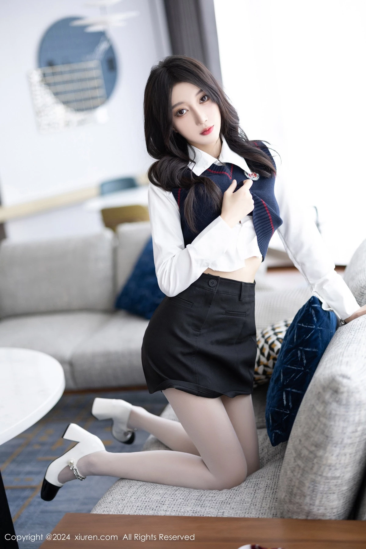 [[XiuRen秀人网]秀人网]No.8247_模特玥儿玥性感白衬衫配黑色短裙露紫色内衣配开档白丝迷人写真82P