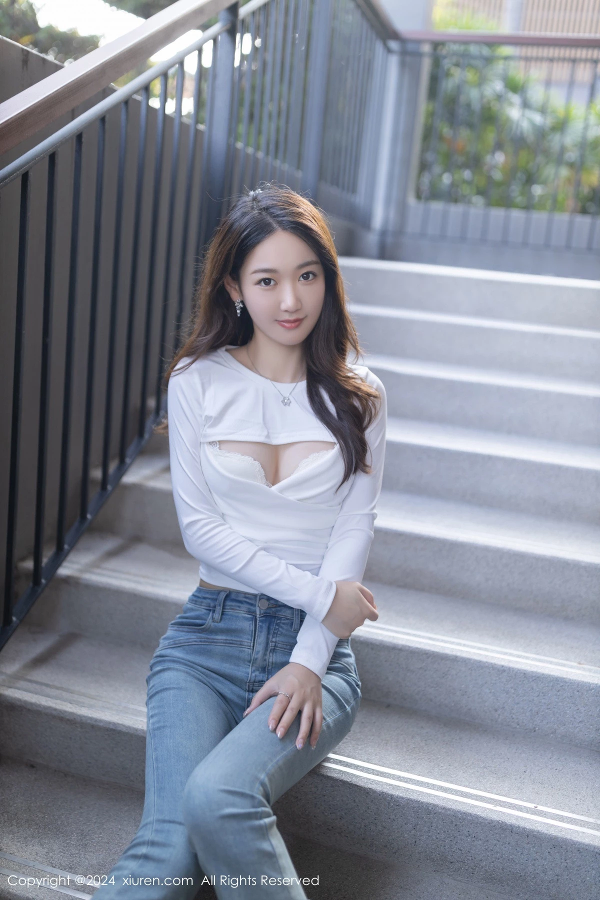 [[XiuRen秀人网]秀人网]No.8250_模特唐安琪性感白色上衣配牛仔裤半脱秀曼妙身姿迷人诱惑写真80P