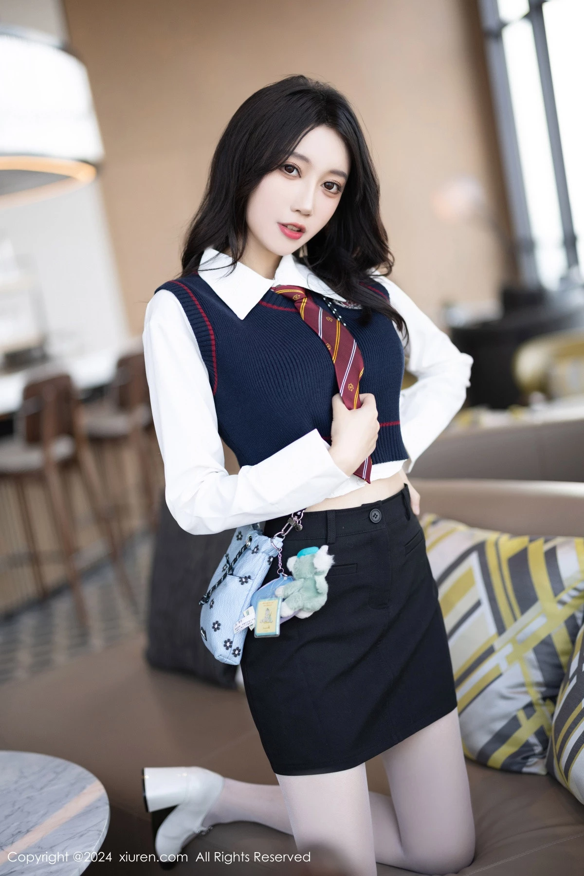 [[XiuRen秀人网]秀人网]No.8247_模特玥儿玥性感白衬衫配黑色短裙露紫色内衣配开档白丝迷人写真82P