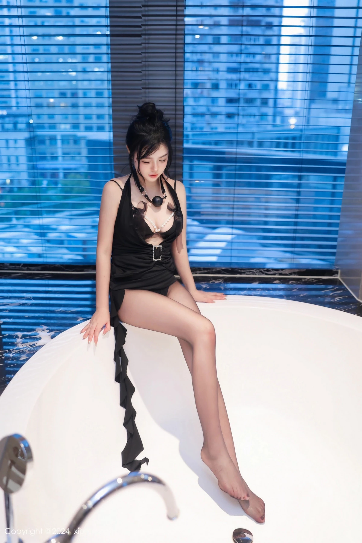 [[XiuRen秀人网]秀人网]No.8295_模特金小依性感黑色连衣裙露黑色内衣配超薄黑丝秀美腿诱惑写真78P