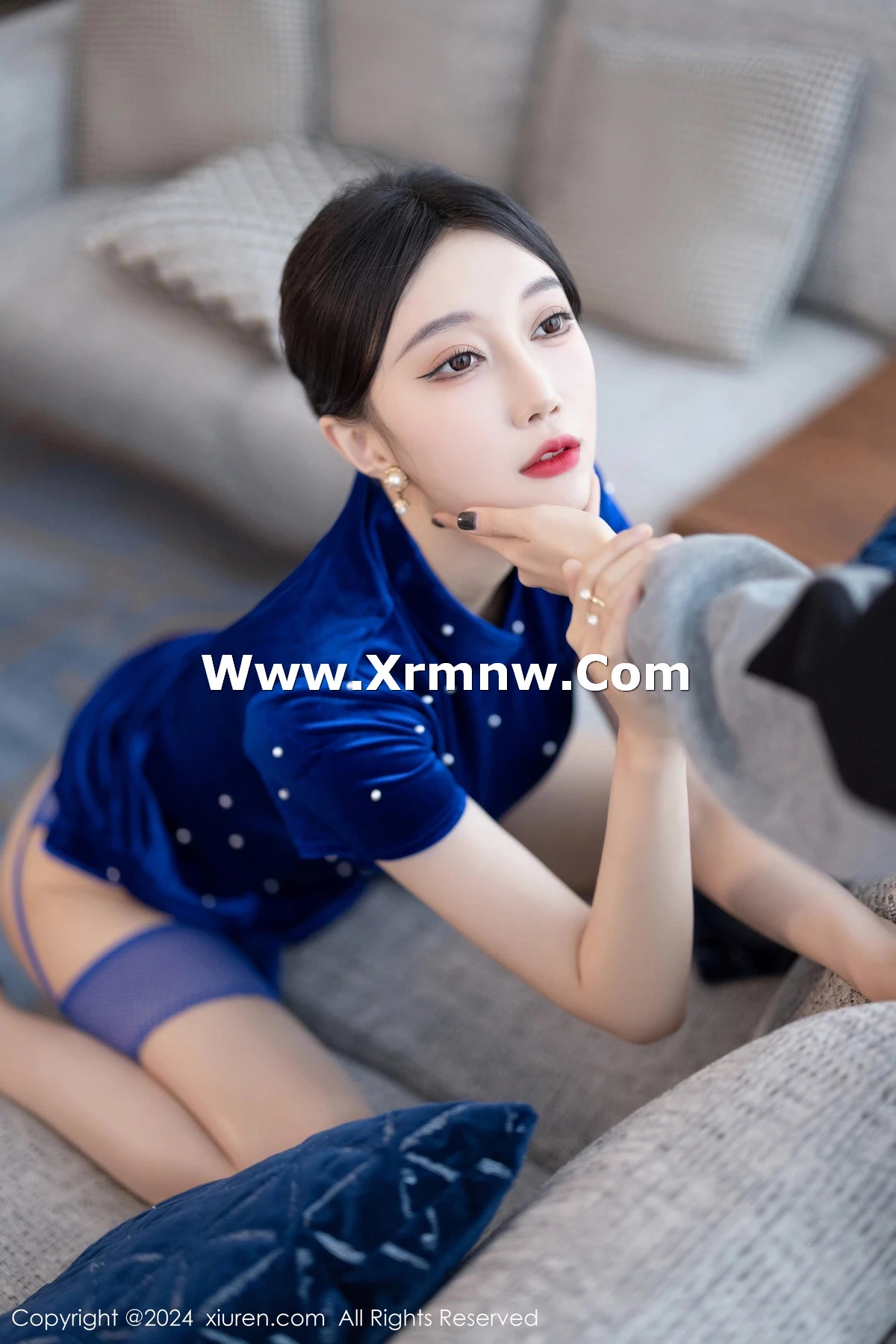 [[XiuRen秀人网]秀人网]No.8298_模特玥儿玥性感蓝短裙露黑色内衣配蓝丝吊袜秀曼妙身姿诱惑写真80P