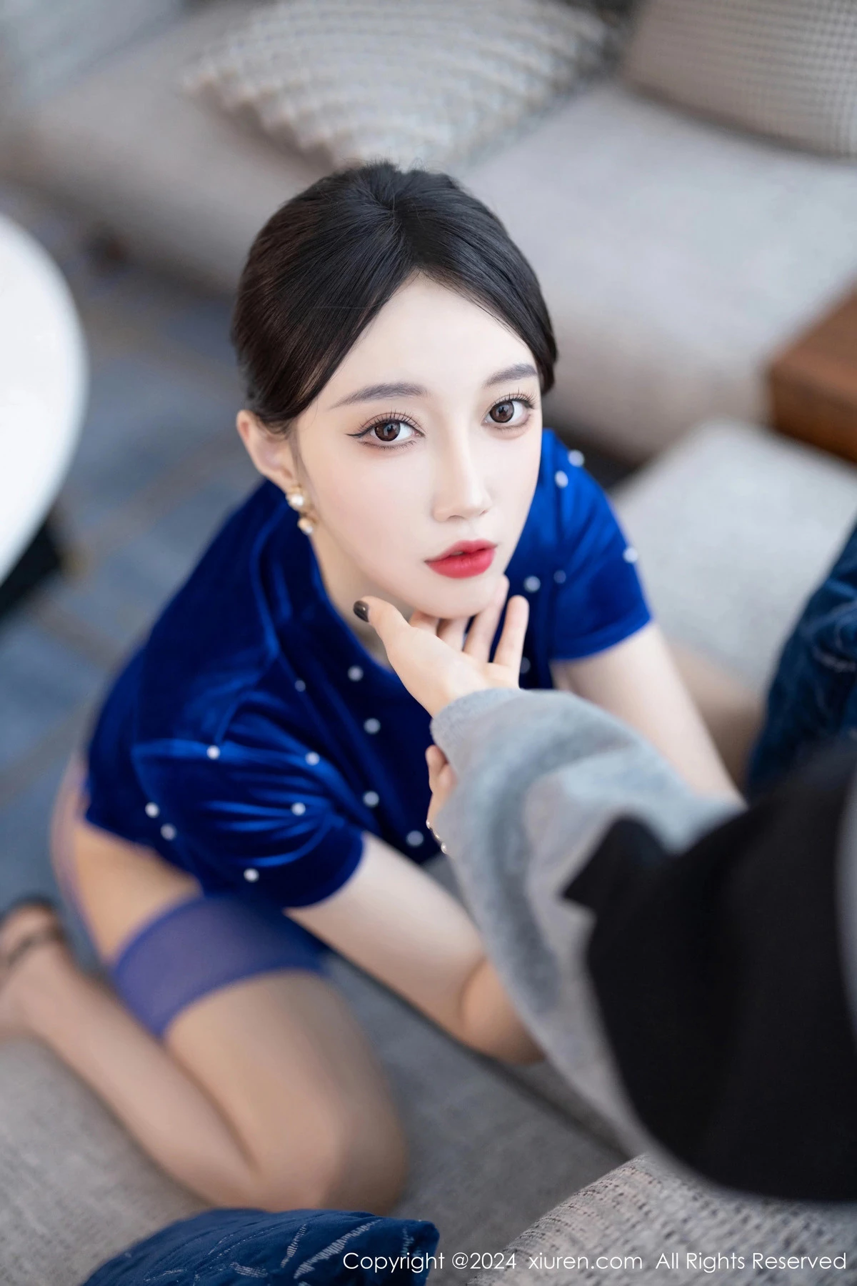 [[XiuRen秀人网]秀人网]No.8298_模特玥儿玥性感蓝短裙露黑色内衣配蓝丝吊袜秀曼妙身姿诱惑写真80P