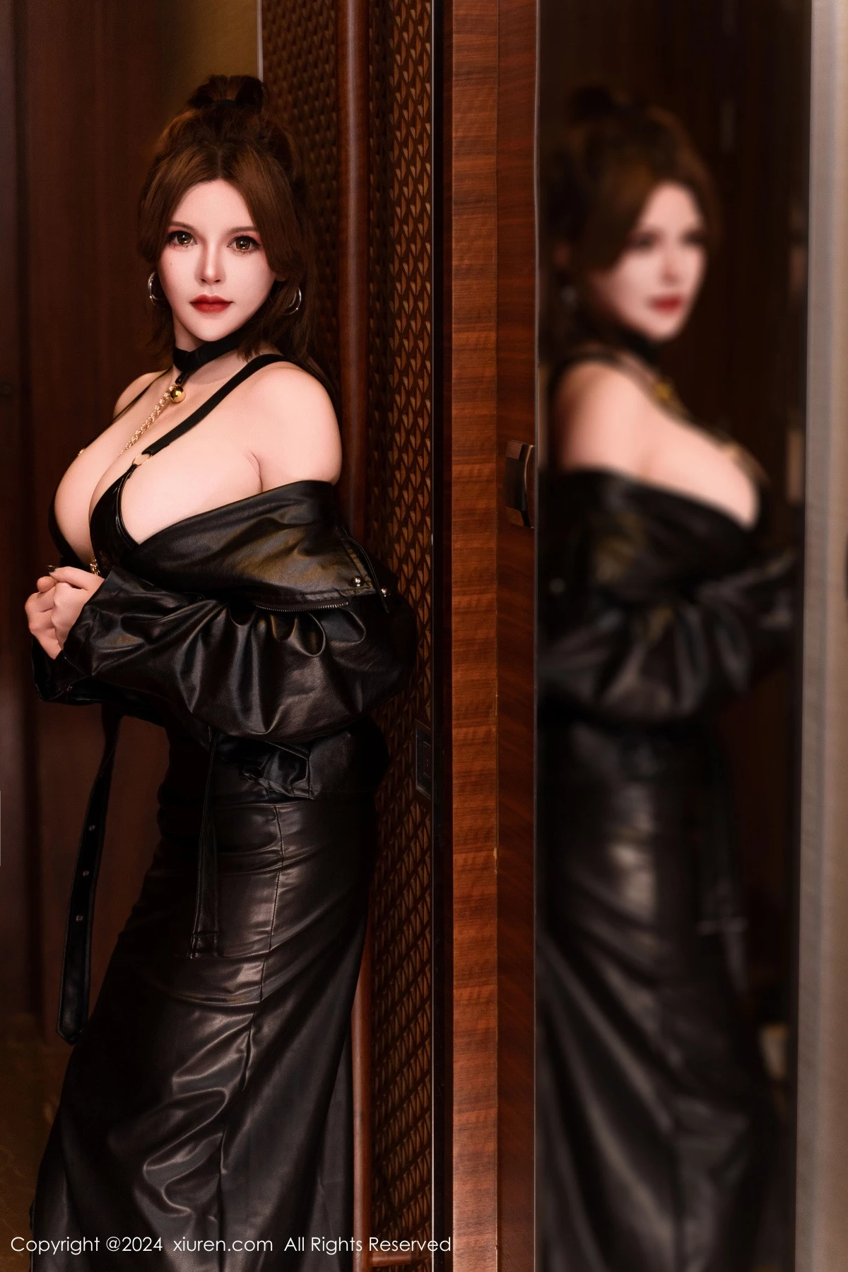 [[XiuRen秀人网]秀人网]No.8305_模特伊丽莎有点白性感黑色皮衣配黑丝吊袜秀丰胸肥臀惹火诱惑写真64P