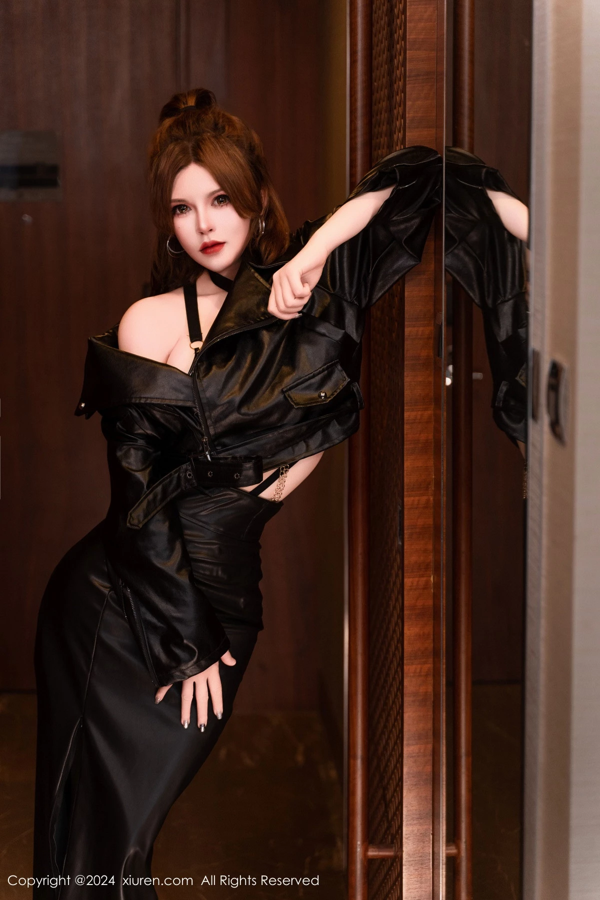 [[XiuRen秀人网]秀人网]No.8305_模特伊丽莎有点白性感黑色皮衣配黑丝吊袜秀丰胸肥臀惹火诱惑写真64P