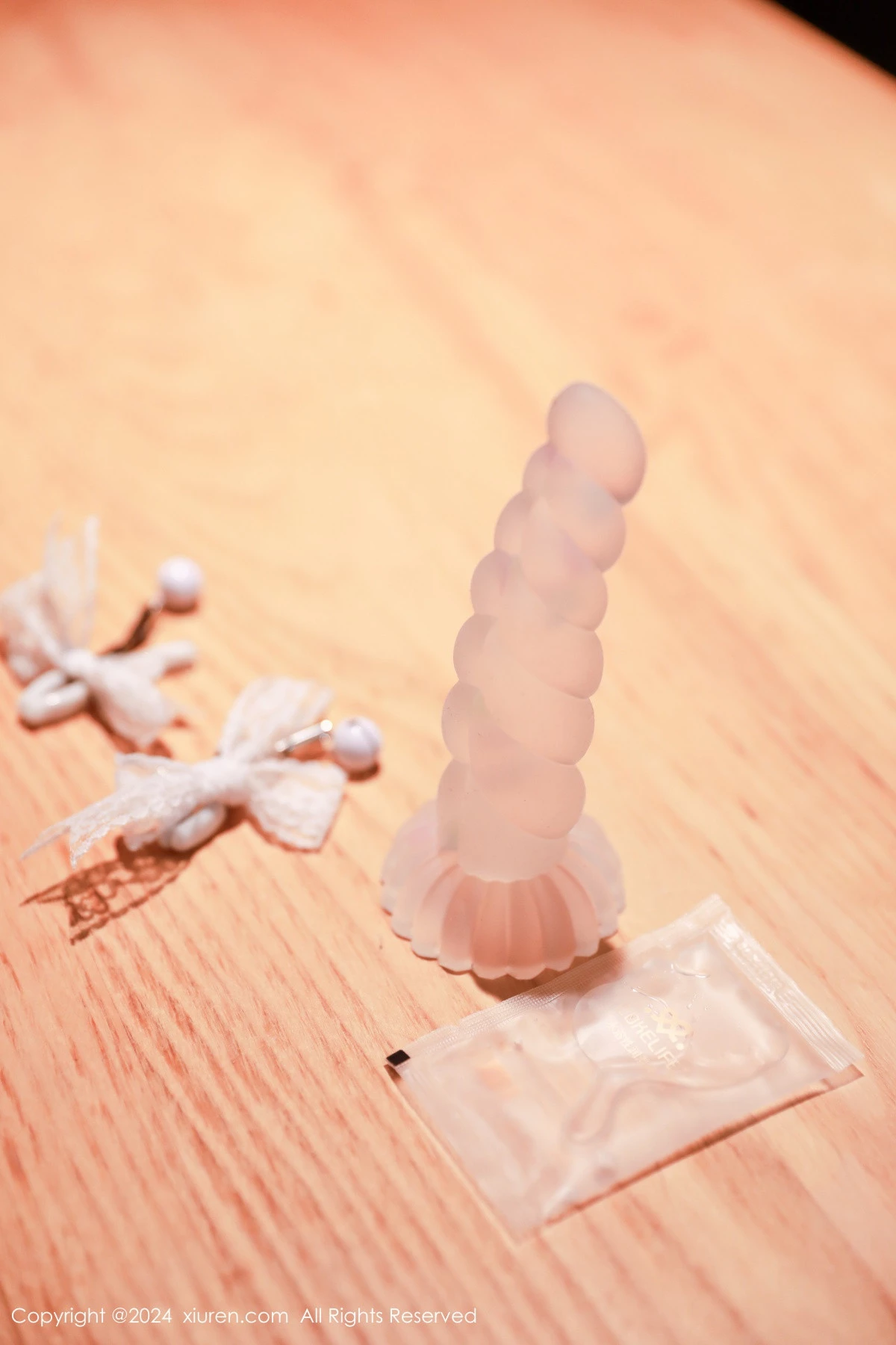 [[XiuRen秀人网]秀人网]No.8316_模特桃妖夭私房性感白色轻透内衣配白丝袜秀曼妙身姿诱惑写真72P