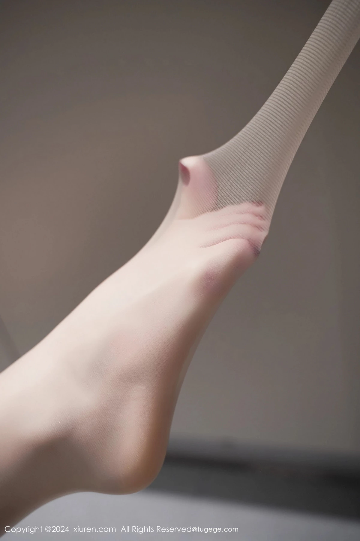 [[XiuRen秀人网]秀人网]No.8313_模特美七Mia厨房性感红色长裙配超薄肉丝秀丰满身材惹火诱惑写真82P