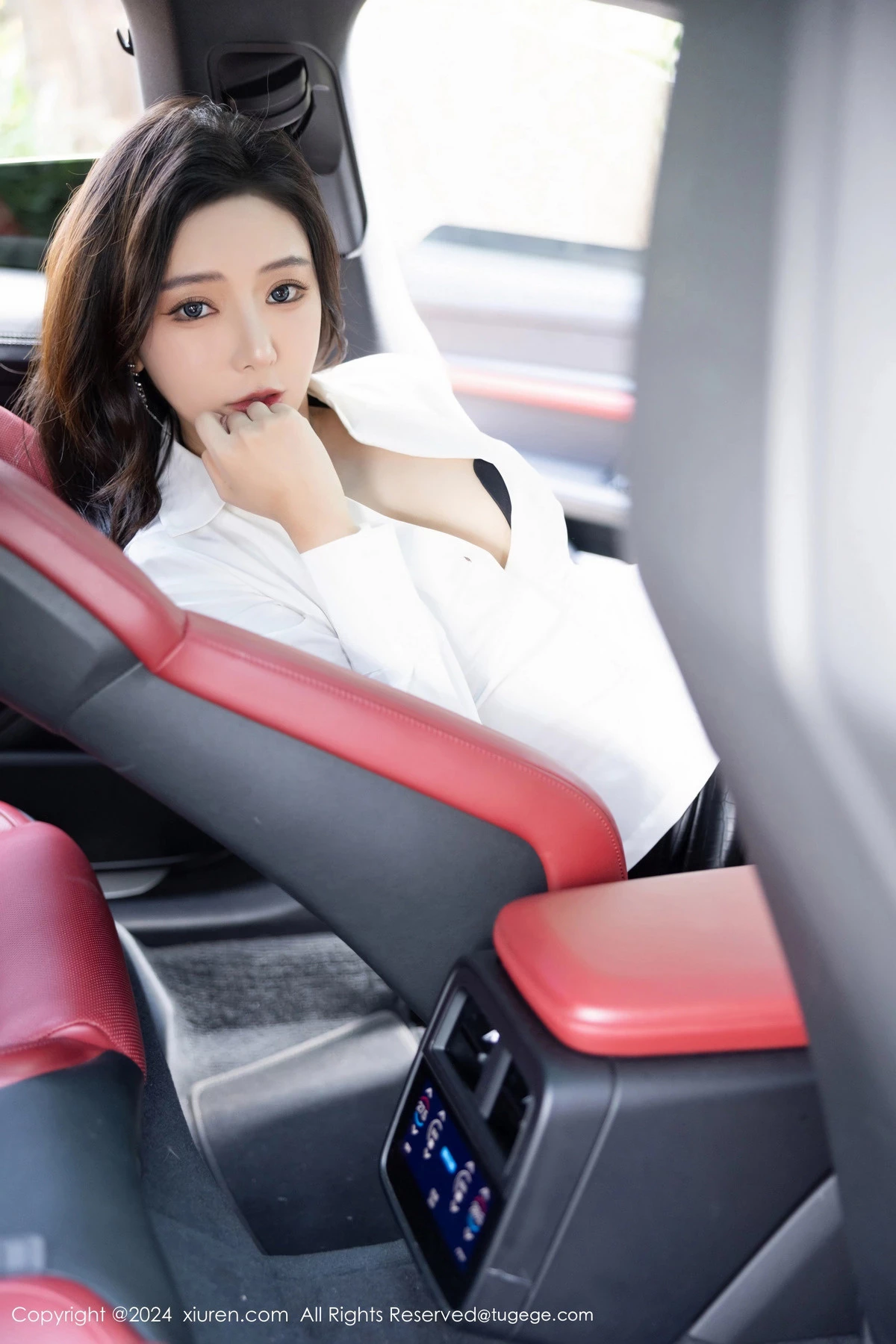 [[XiuRen秀人网]秀人网]No.8314_女神王馨瑶yanni性感白衬衫配黑短裙露超薄黑丝秀美腿诱惑写真80P