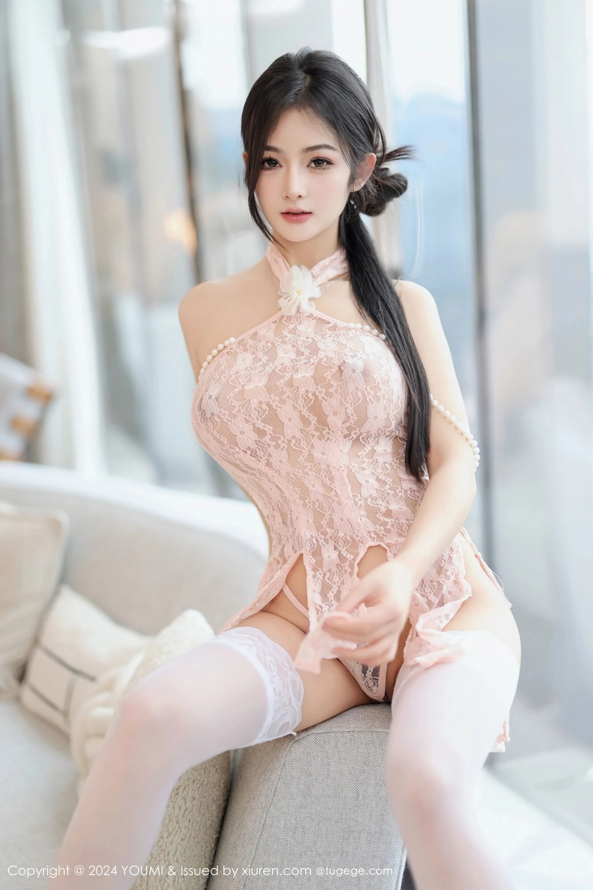 [YouMi尤蜜荟]Vol.1045_模特小茶茶tea粉色轻透蕾丝情趣睡裙配白丝袜秀惹火身段诱惑写真85P