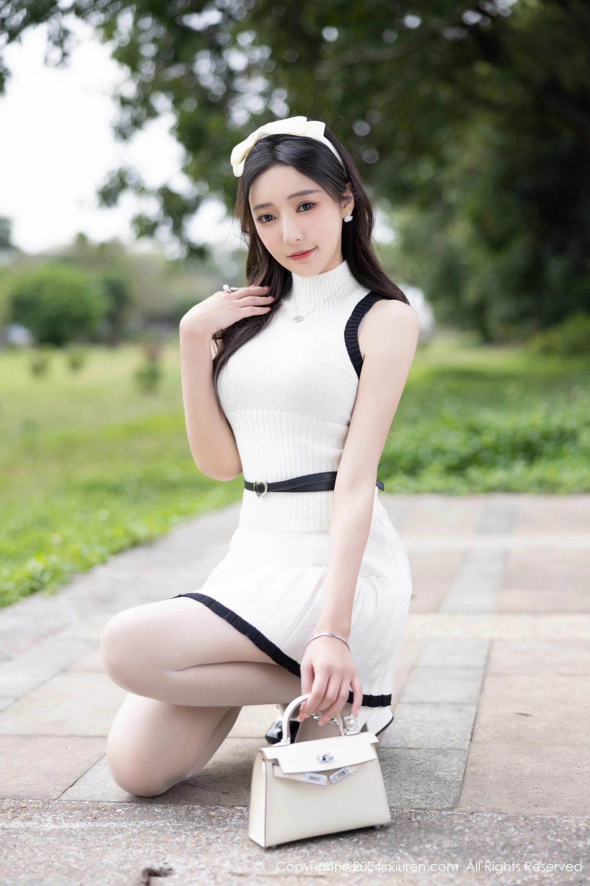 [[XiuRen秀人网]秀人网]No.8334_女神王馨瑶yanni白色连衣短裙露粉色内衣配白丝袜完美诱惑写真80P